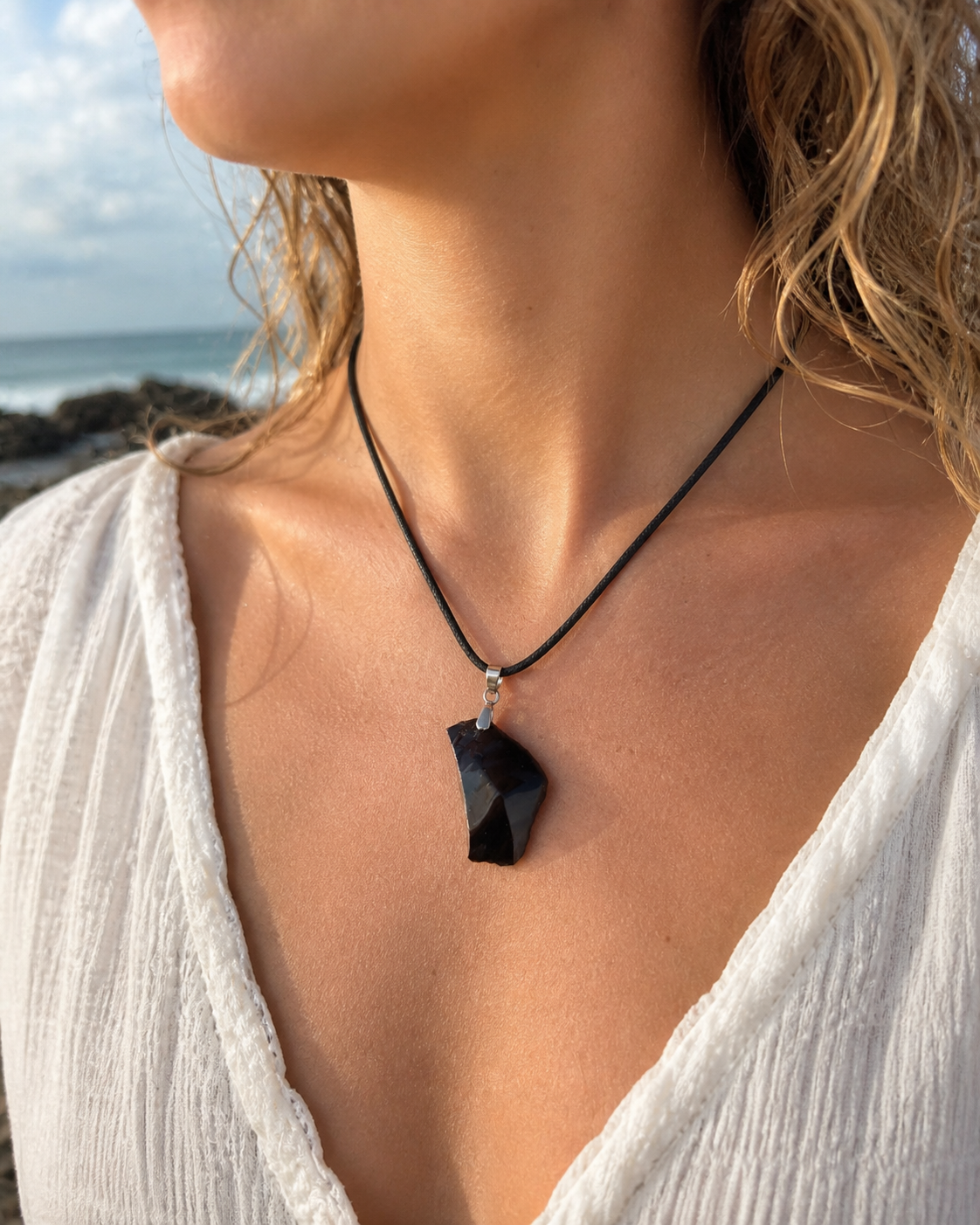Pendentif Obsidienne noire porté en bord de mer, cordon noir naturel, bijou Magic Gaïa pour force intérieure et clarté.