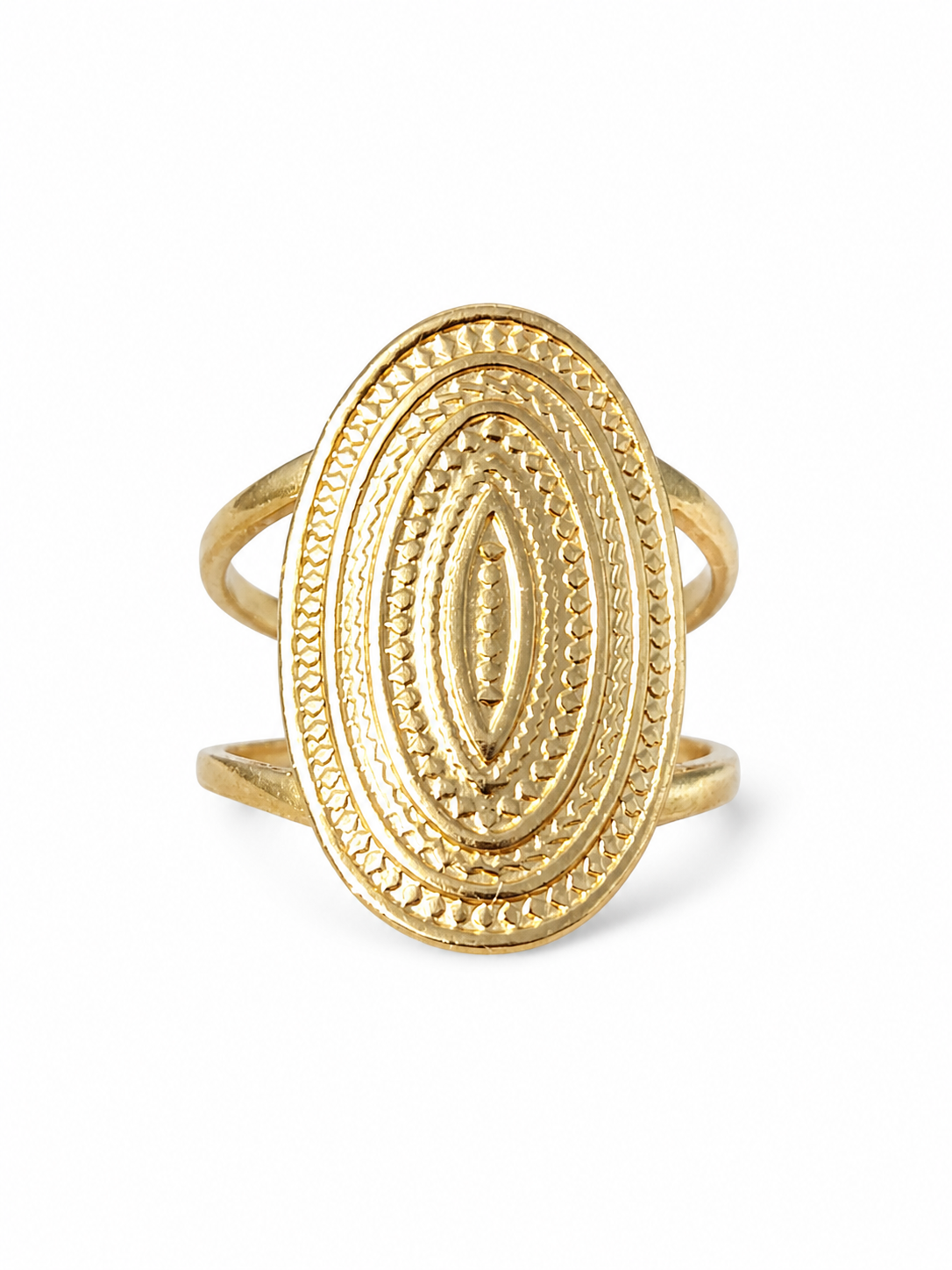 Bague dorée ovale texturée détourée sur fond blanc, bijou acier inoxydable au plateau travaillé avec lignes concentriques.