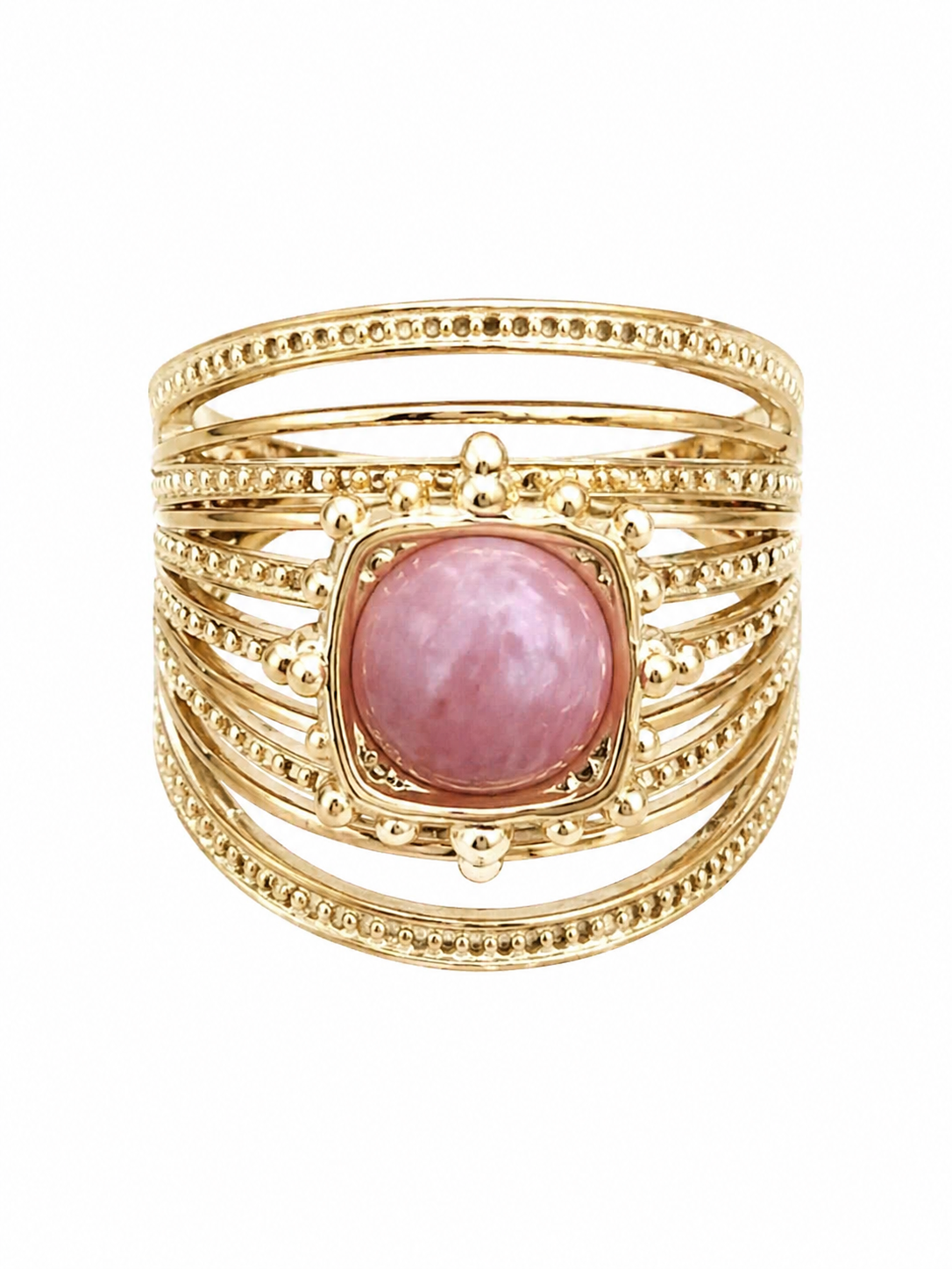 Bague dorée multi-rangs sur fond blanc, avec pierre rose ronde au centre et monture travaillée au style élégant.