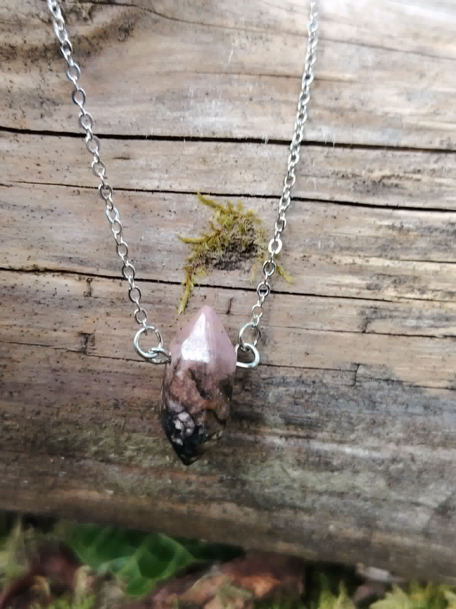 Pendentif pointe Rhodonite sur bois naturel avec chaîne argentée en acier inoxydable, pierre rose veinée pour réconfort et douceur du cœur.