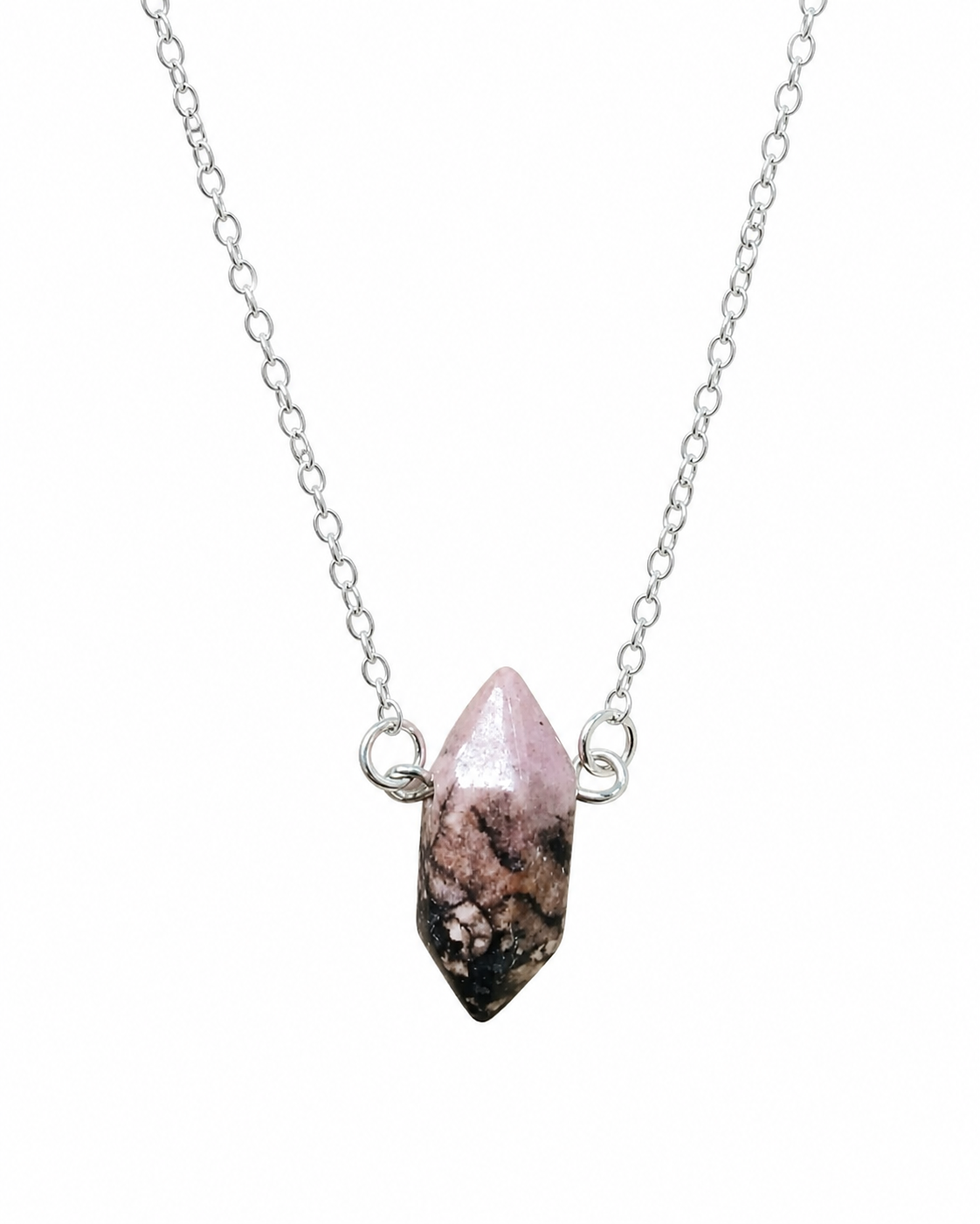 Pendentif pointe Rhodonite détouré sur fond blanc, chaîne en acier inoxydable argenté et pierre naturelle rose marbrée.