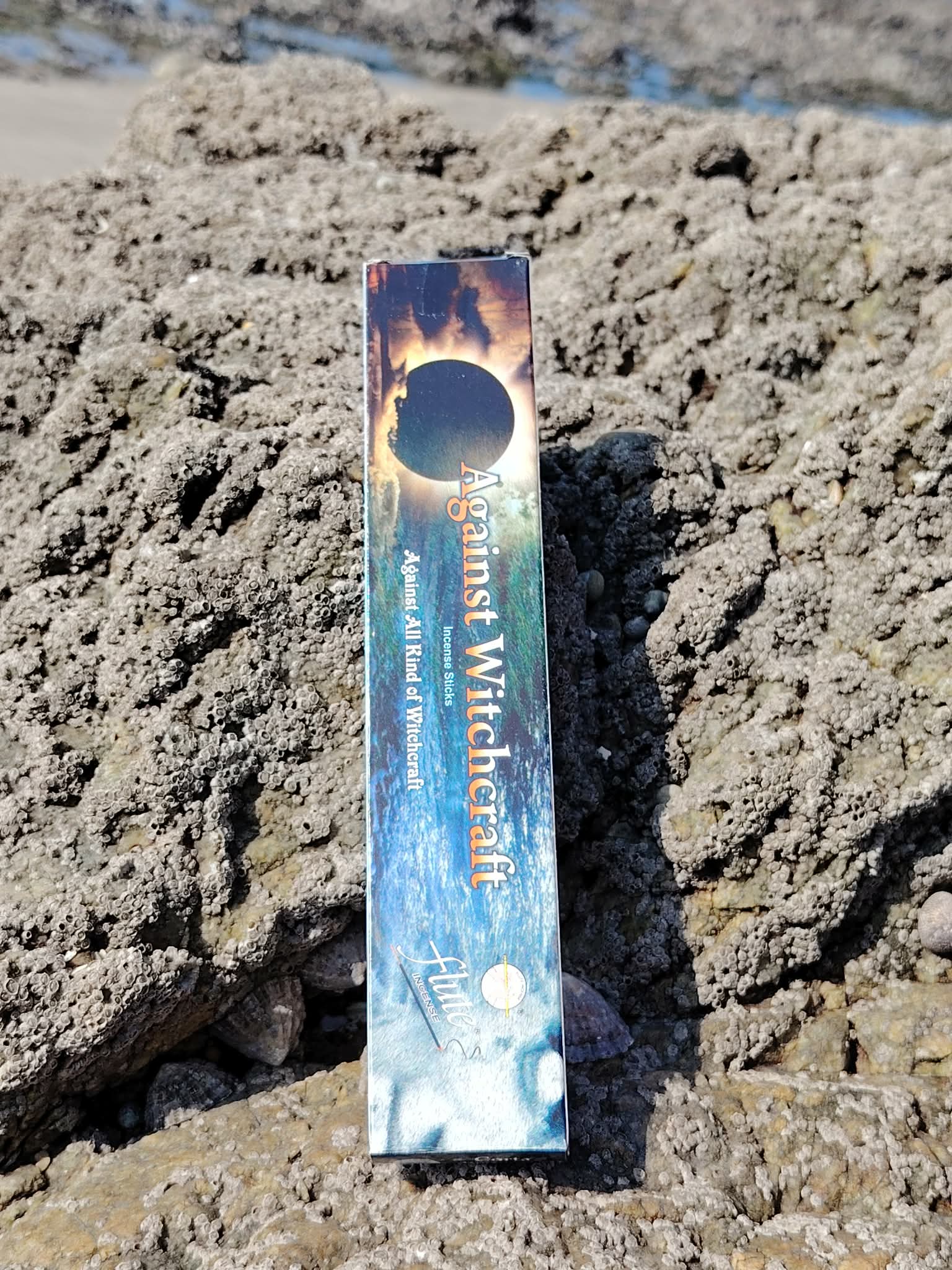 Encens Flute Against Witchcraft présenté avec son étui, senteur rituelle pour purification énergétique et ambiance mystique.