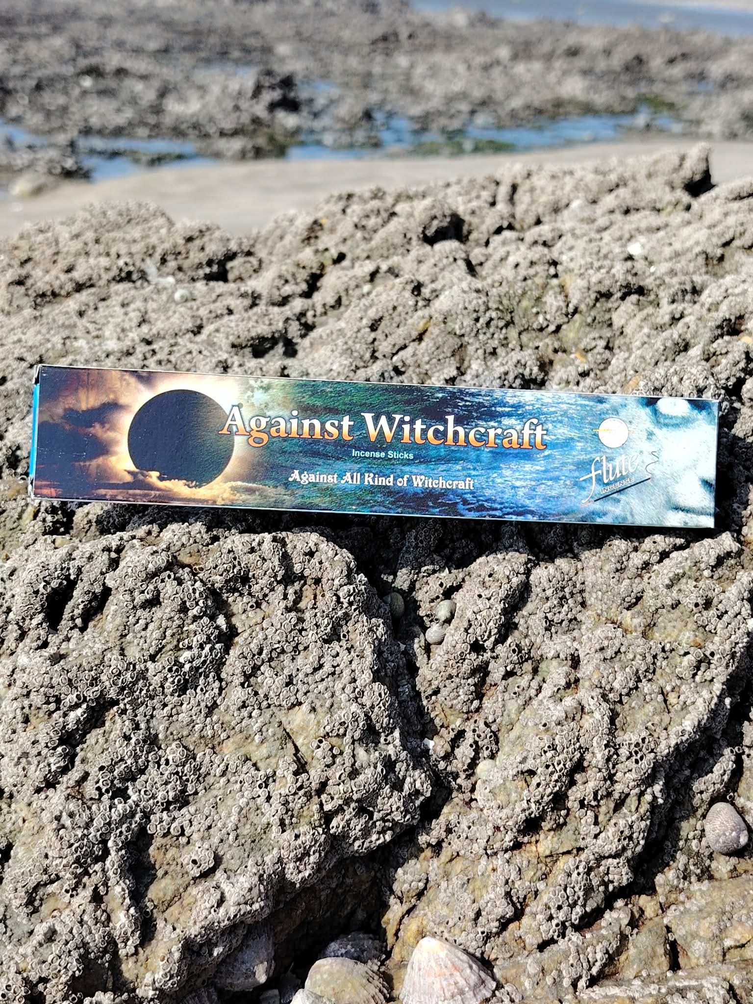 Encens Coupe Sorcellerie Flute 15 g en mise en scène ésotérique, bâtons parfumés pour recentrage et protection.