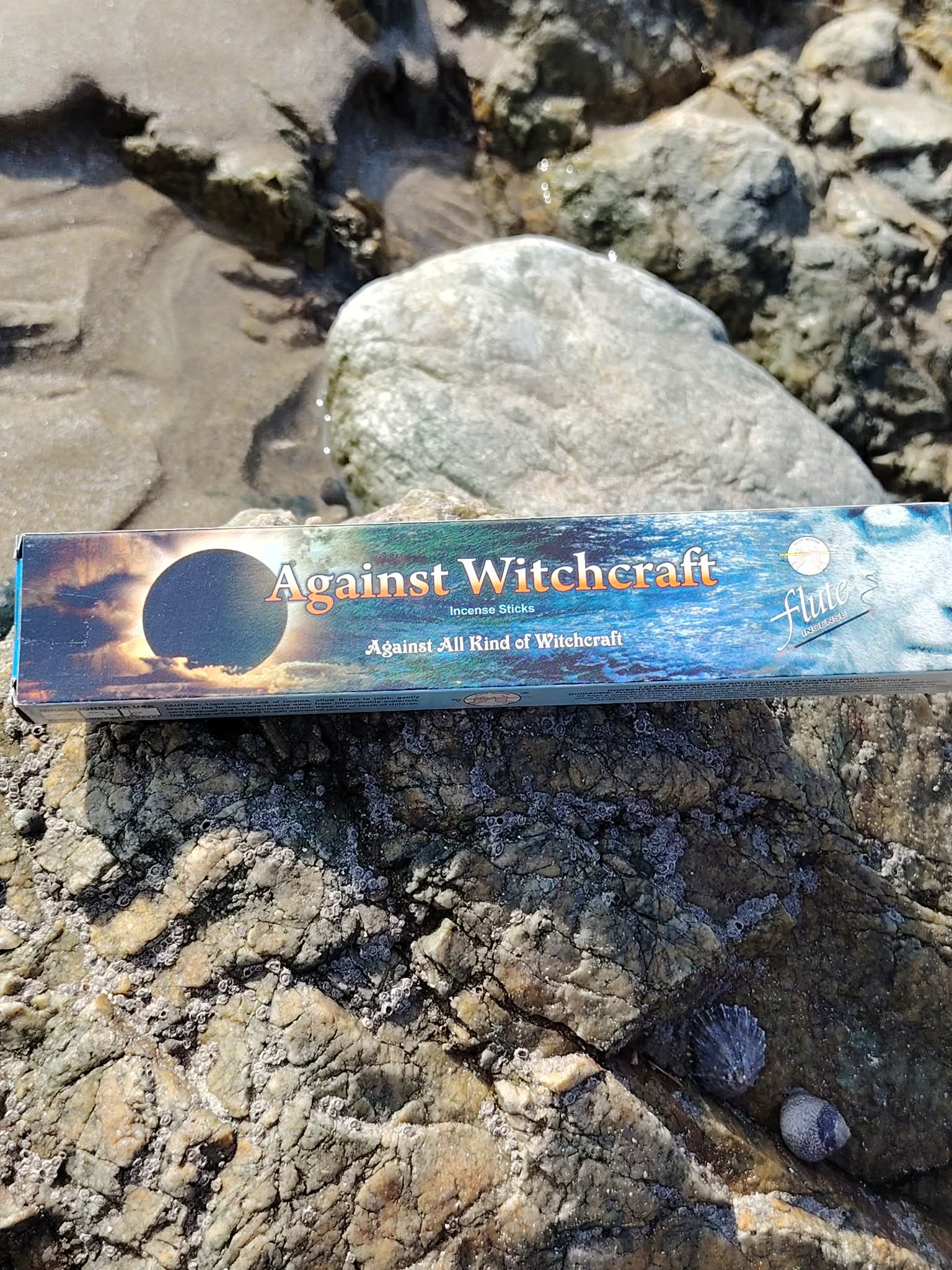 Encens Flute Coupe Sorcellerie 15 g sur décor naturel, boîte Against Witchcraft pour protection et purification.