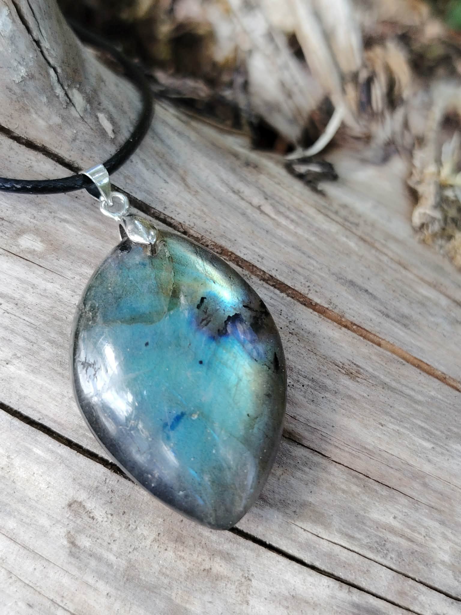 Labradorite marquise sur bois vieilli, reflets turquoise et bleu profond avec bélière argentée pour élégance mystique.