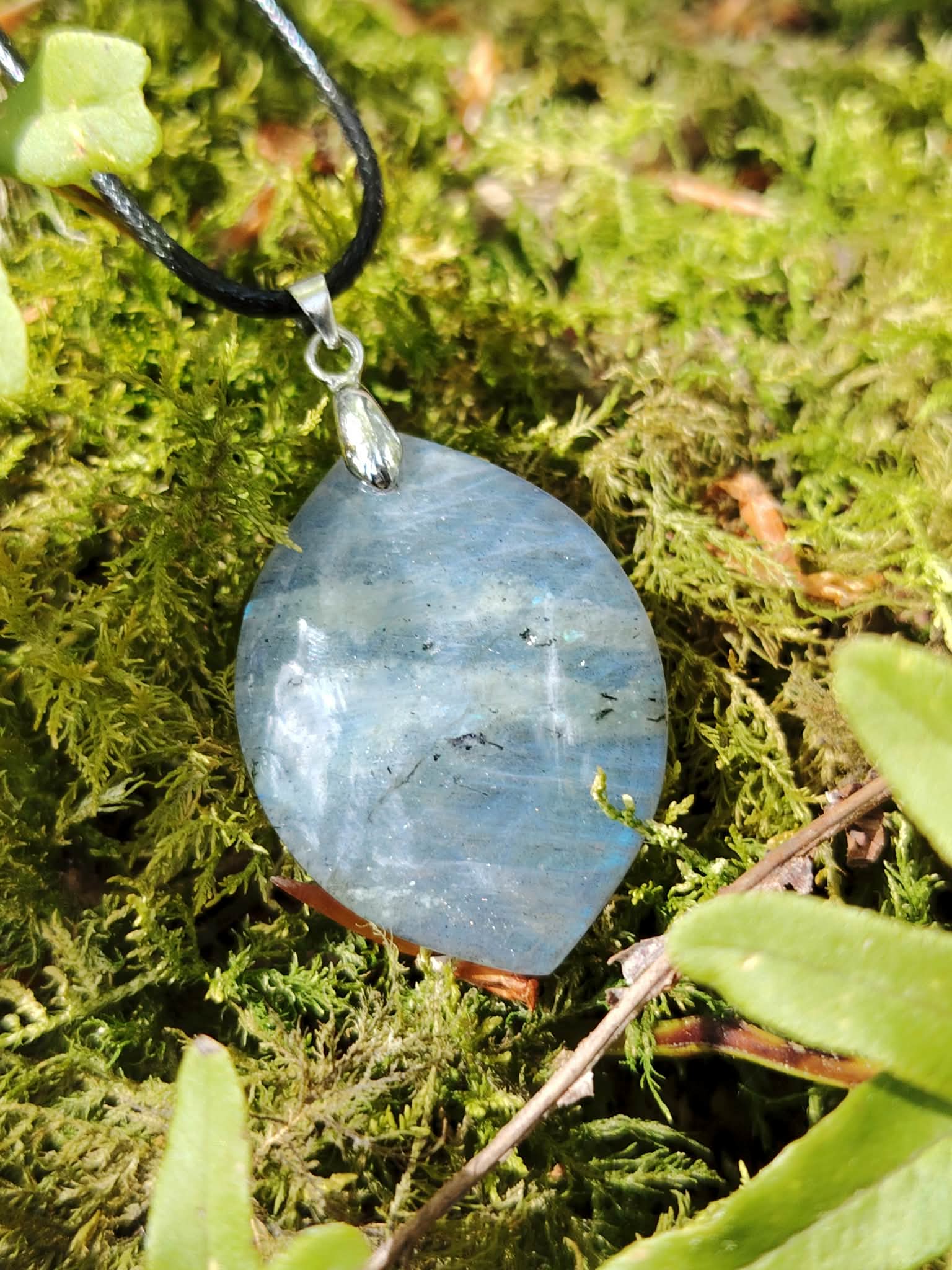 Pendentif labradorite marquise entouré de mousse bretonne, pierre bleu gris sur cordon avec vibration de sérénité.