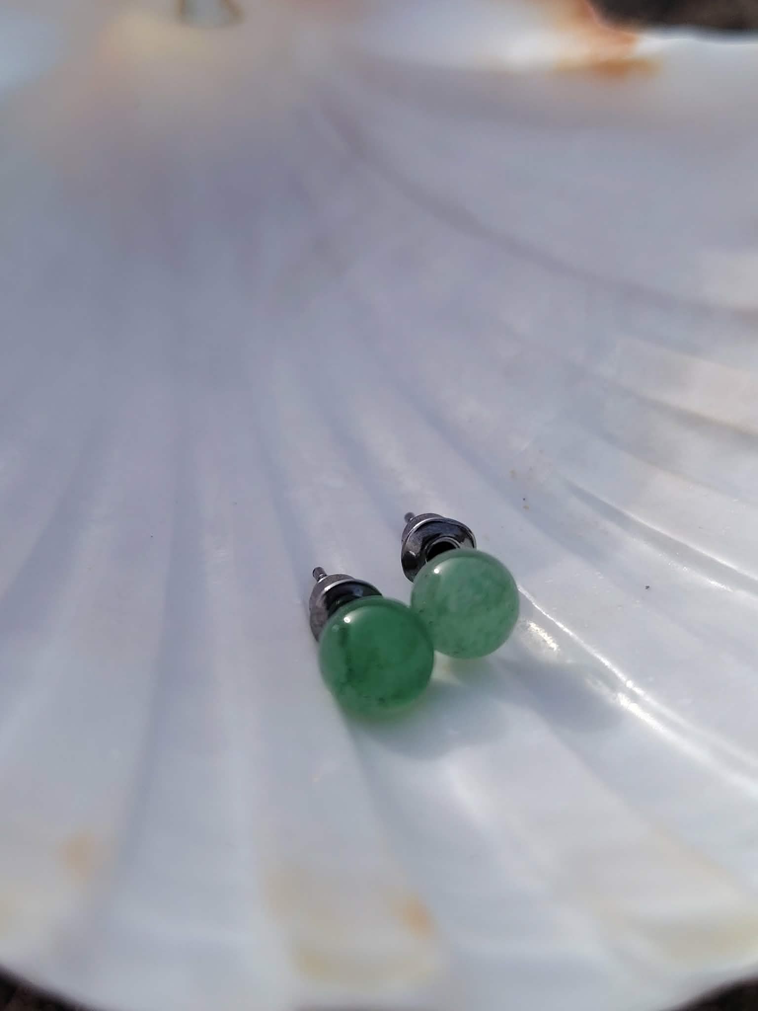 Puces Aventurine Verte 6 mm sur coquille nacrée, pierres vertes polies en inox 304 pour une touche délicate.