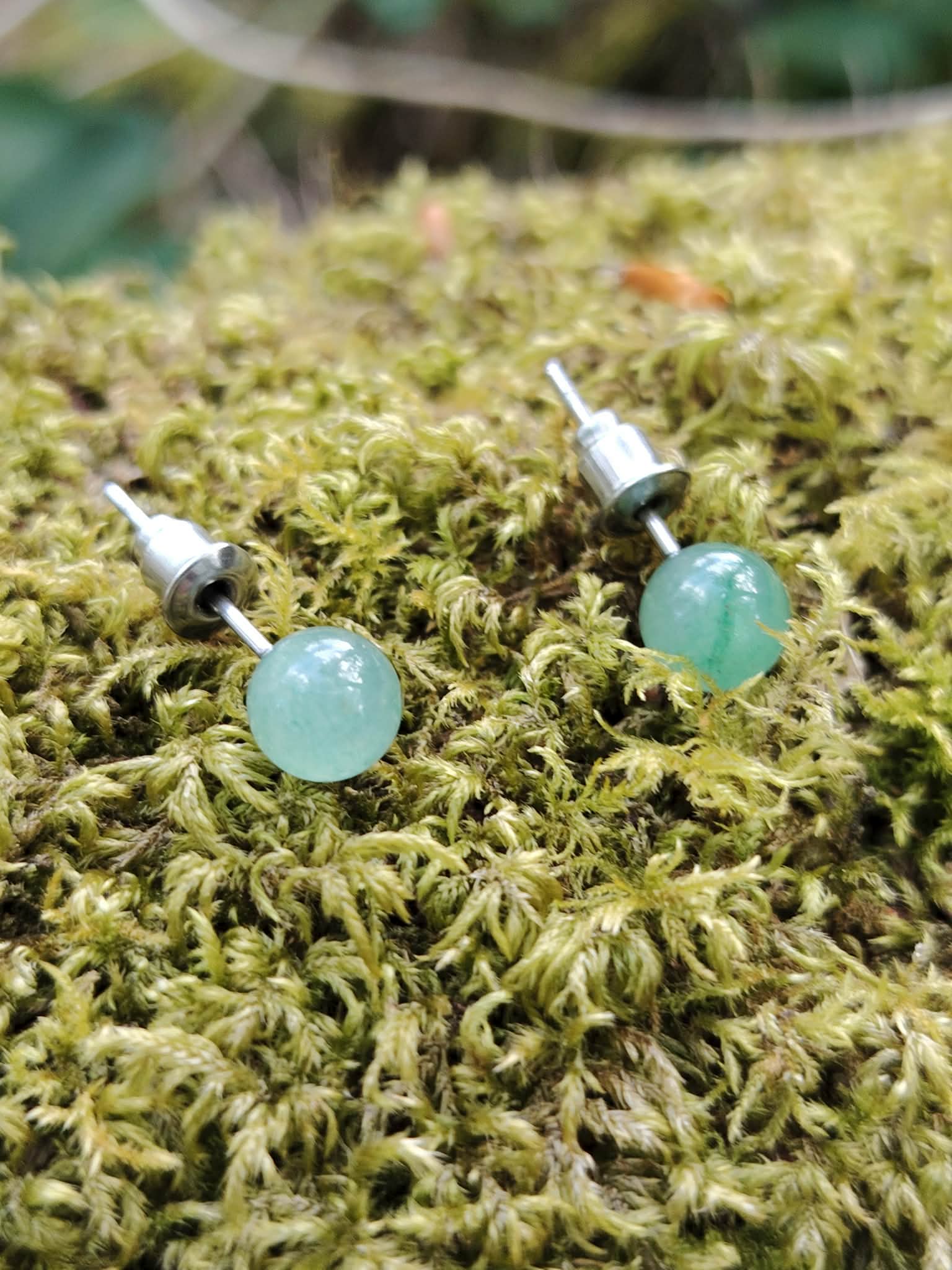 Boucles d’oreilles Aventurine Verte installées dans la mousse bretonne, perles vert tendre au style naturel.