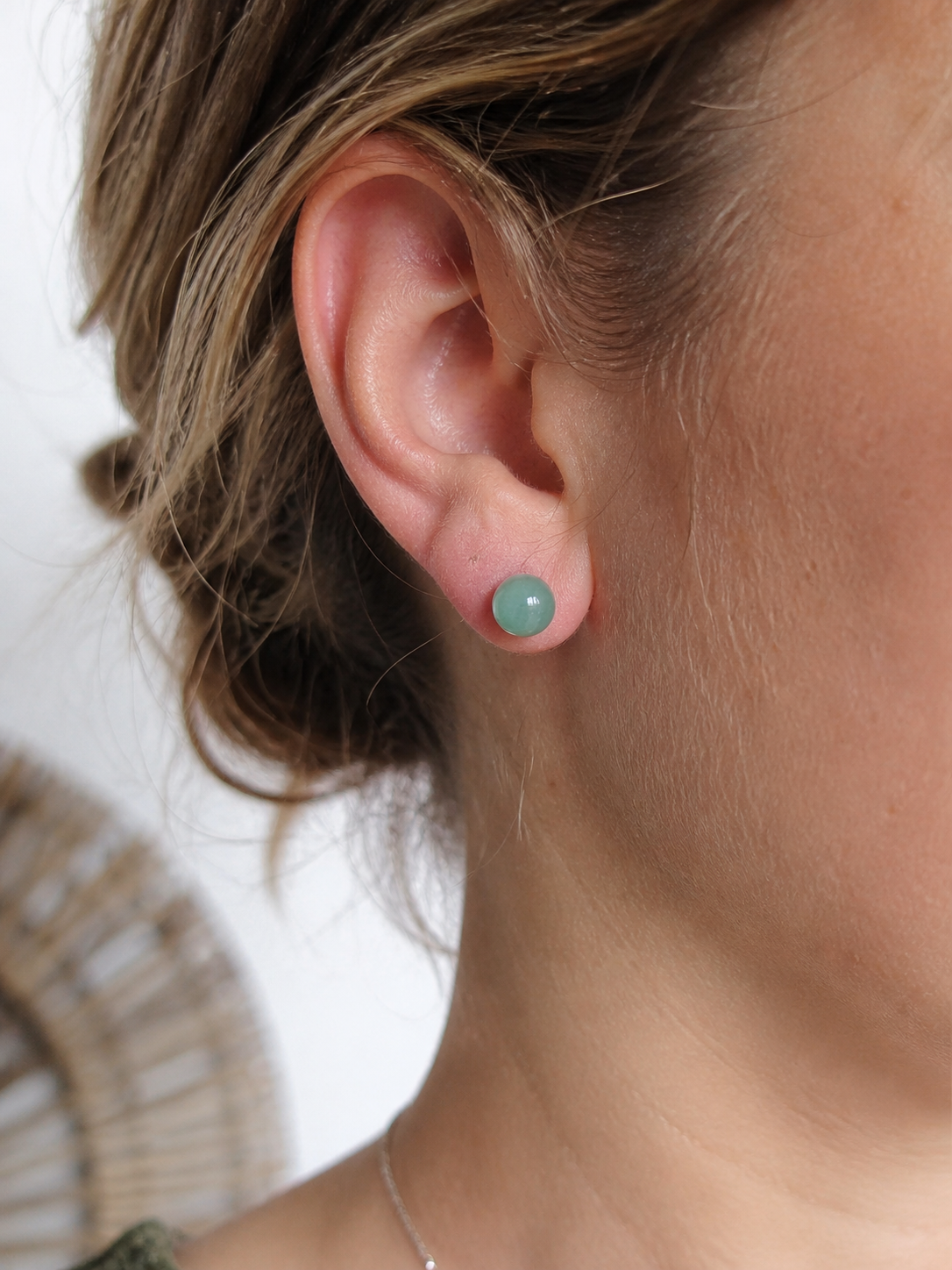 Boucle d’oreille Aventurine Verte 6 mm portée en gros plan, puce naturelle lumineuse pour confiance et douceur.