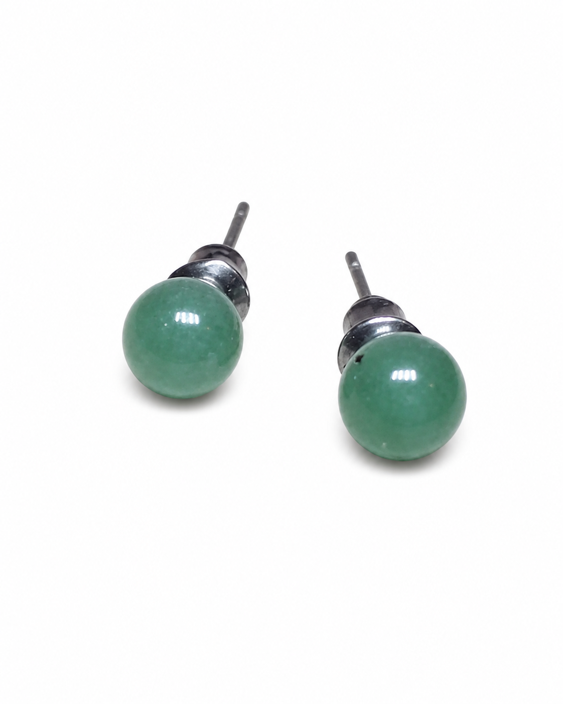 Boucles d’oreilles Aventurine Verte détourées sur fond blanc, perles 6 mm avec tiges et poussoirs en inox 304.