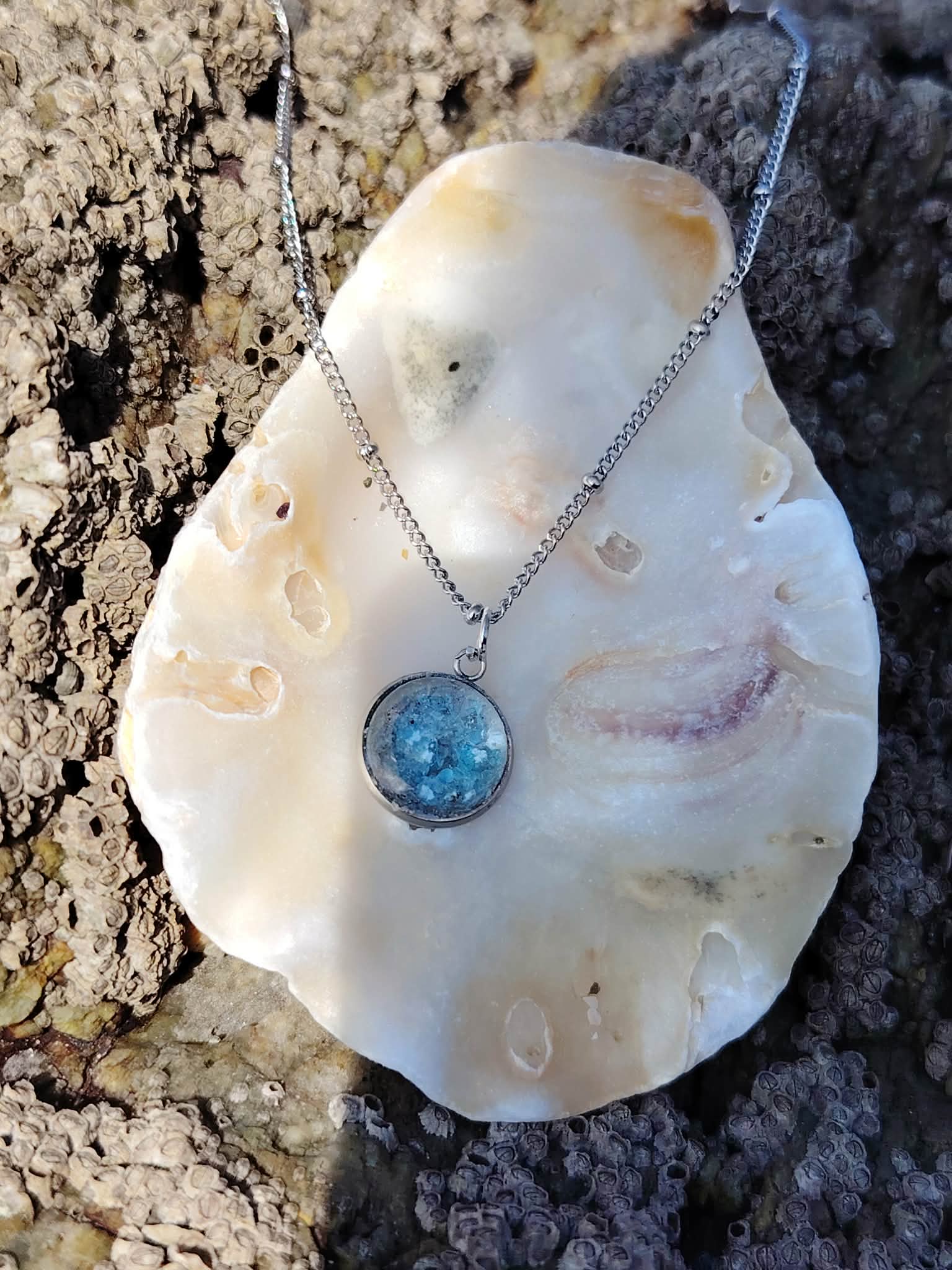 Collier Apatite en paillettes posé sur coquille blanche, cabochon rond bleu argenté avec chaîne acier inoxydable.