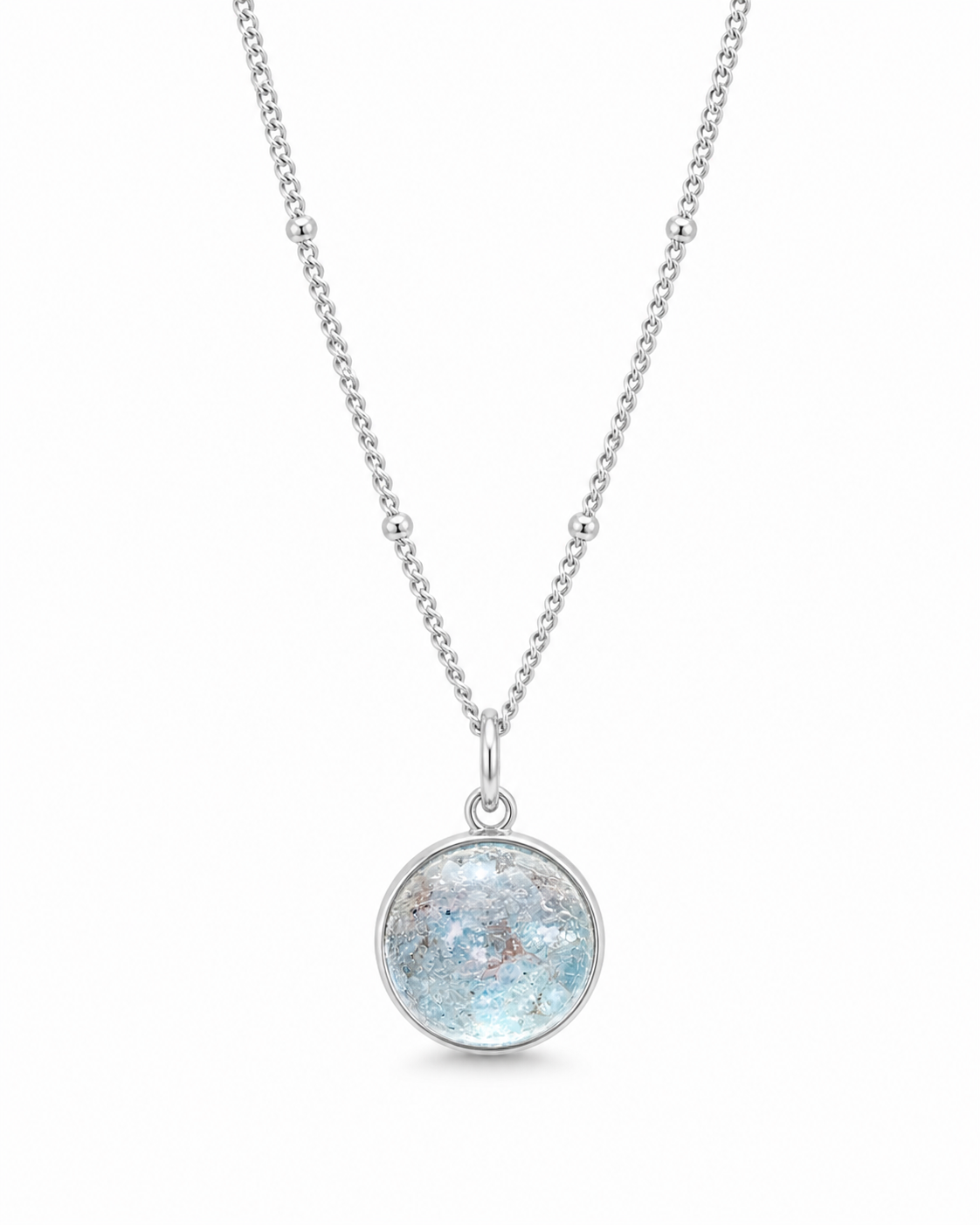 Collier Apatite en paillettes porté au cou, cabochon rond bleu lumineux sur chaîne fine en acier inoxydable.