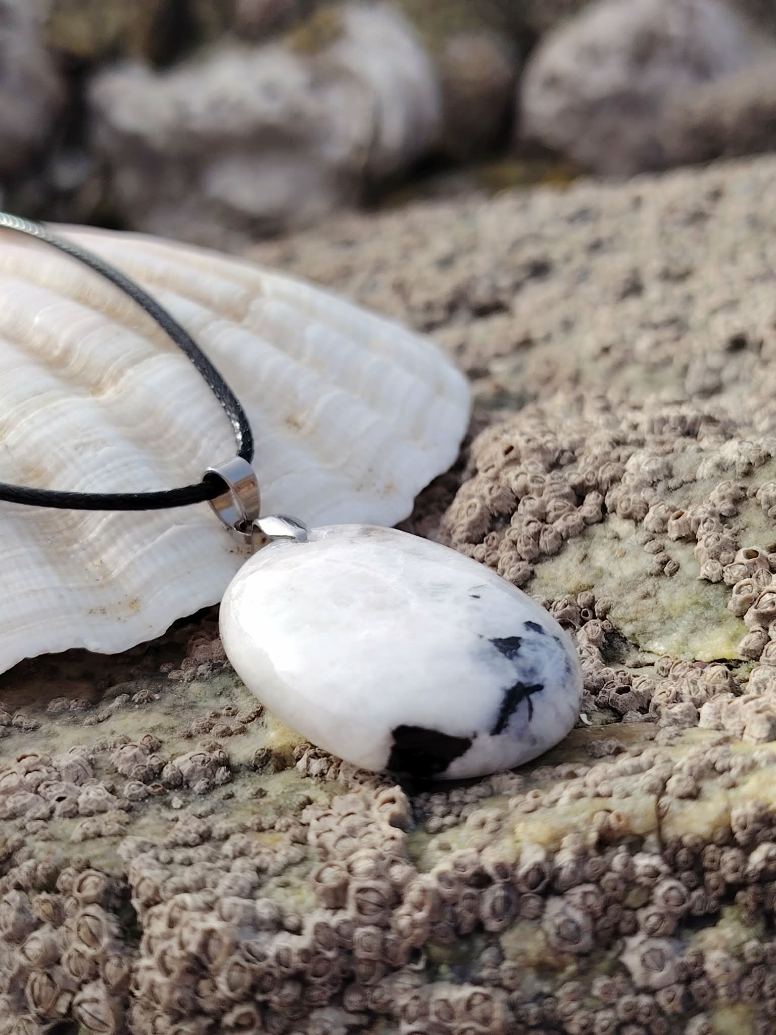 Pendentif Péristérite sur roche coquillée bretonne, pierre blanche percée liée à la confiance dans ses ressentis.
