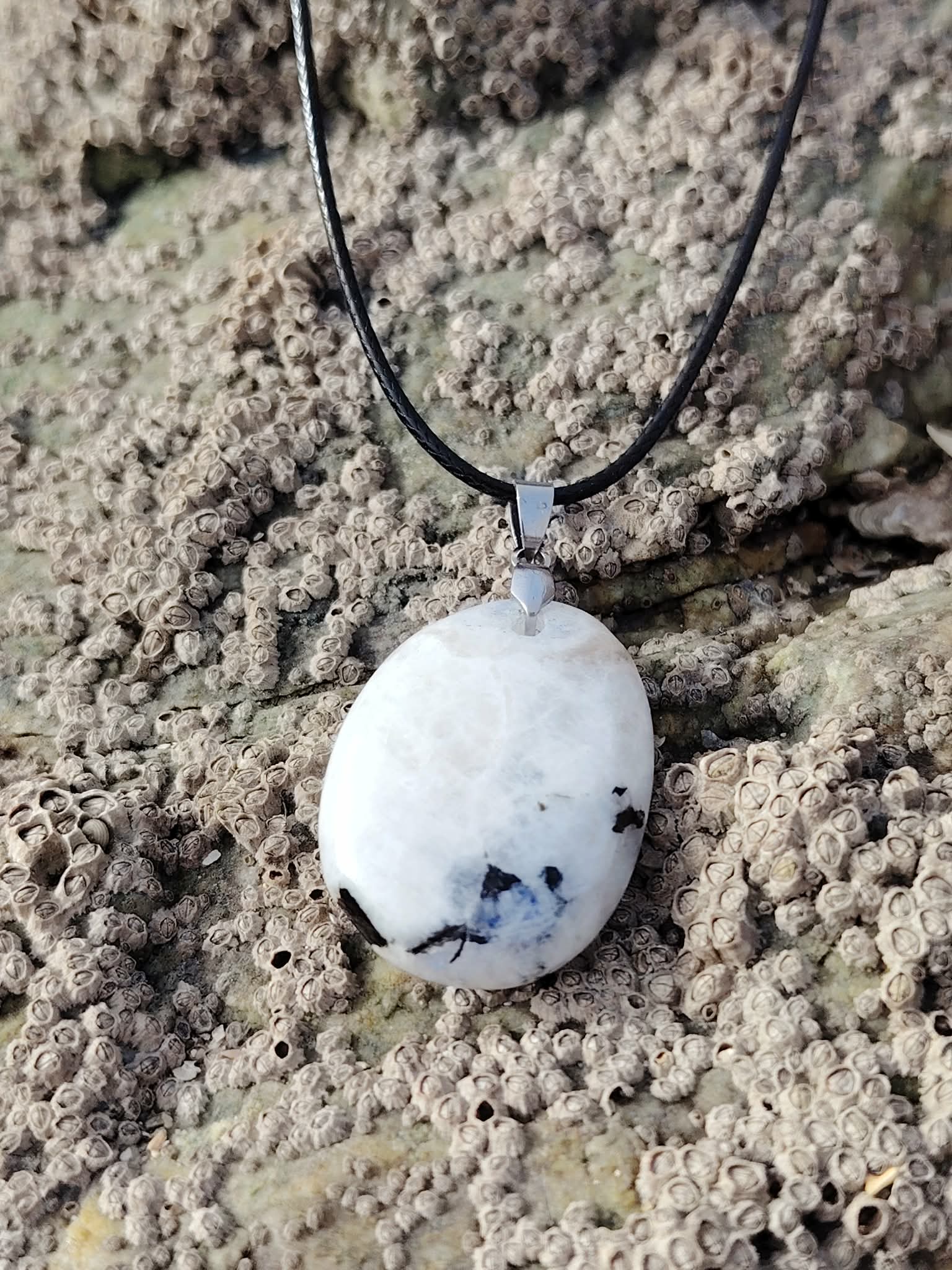 .Pendentif Péristérite dans une coquille nacrée en bord de mer breton, bijou minéral pour lâcher-prise spirituel.