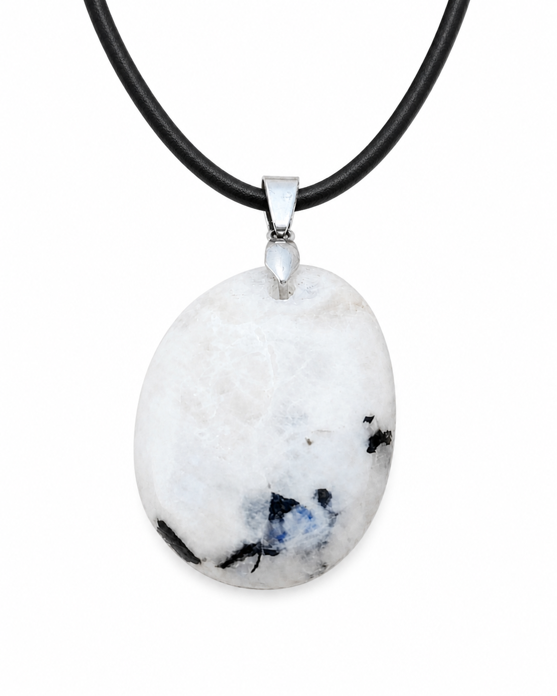 Pendentif Péristérite détouré sur fond blanc avec cordon noir, pierre ovale percée aux nuances blanches et bleutées.