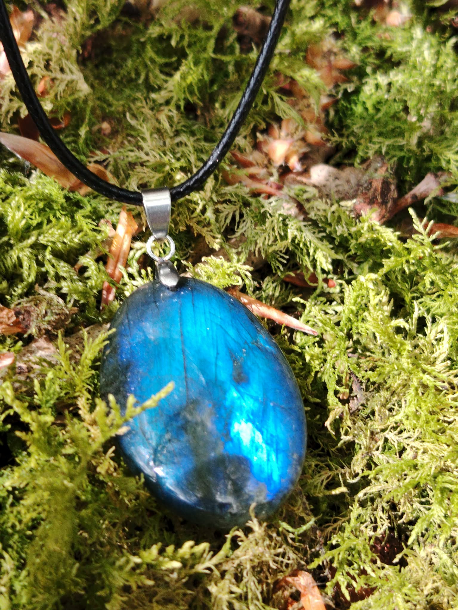 Bijou en Labradorite bleue Magic Gaïa, pendentif ovale à reflet nordique, cordon noir et bélière argentée pour intuition et protection symbolique.