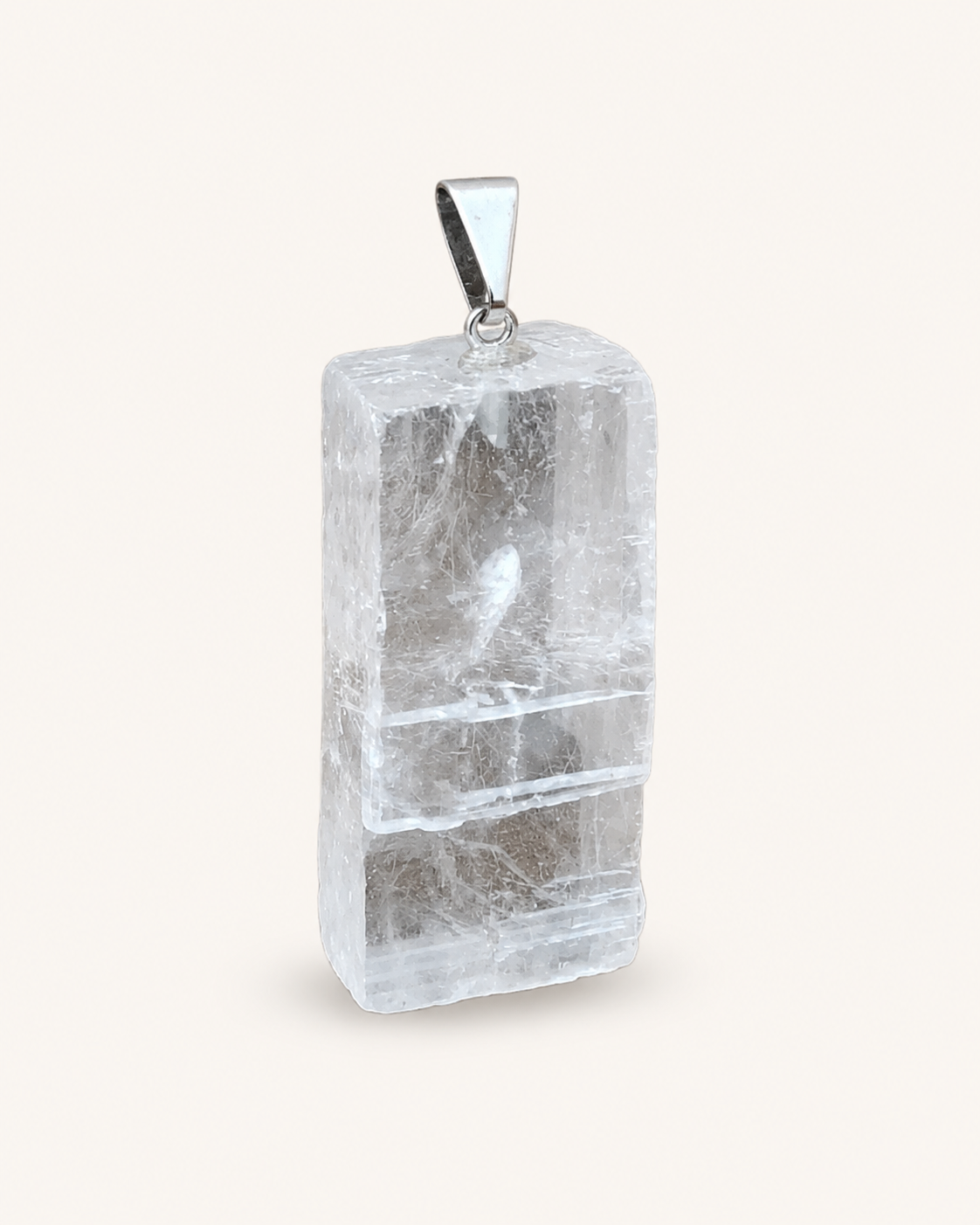 Pendentif Calcite Optique détouré sur fond clair, pierre cristalline rectangulaire aux lignes naturelles pour clarté et apaisement mental.