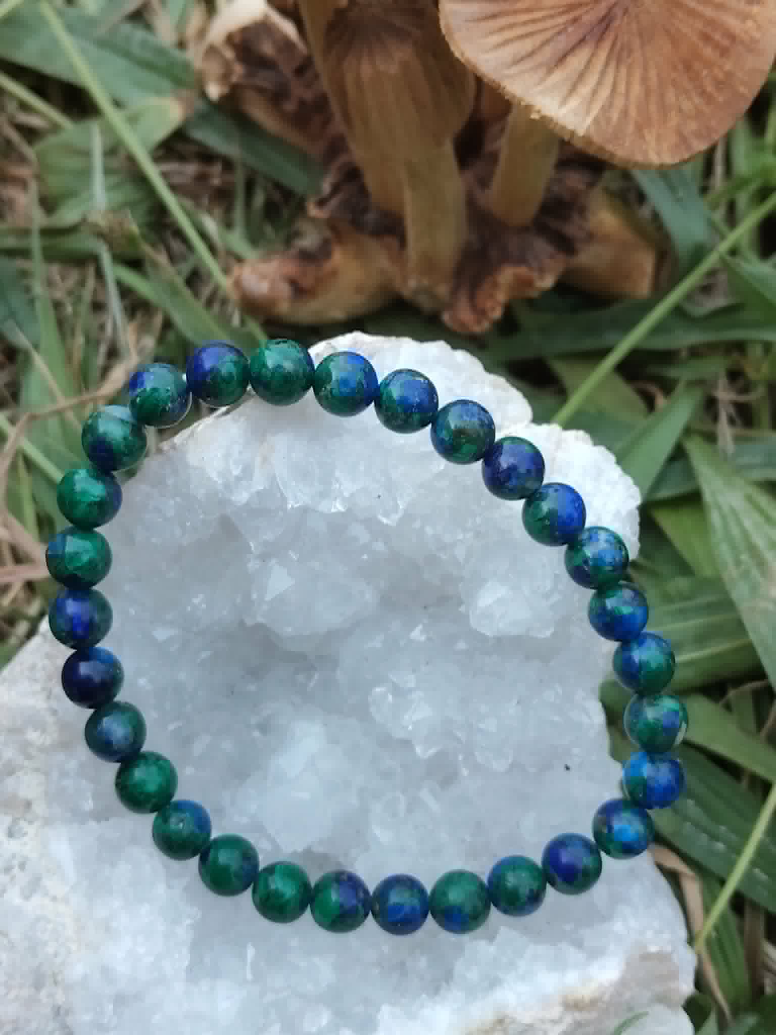 Bracelet Azurite-Malachite 6 mm sur amas de quartz blanc, décor végétal, clarté spirituelle et protection.