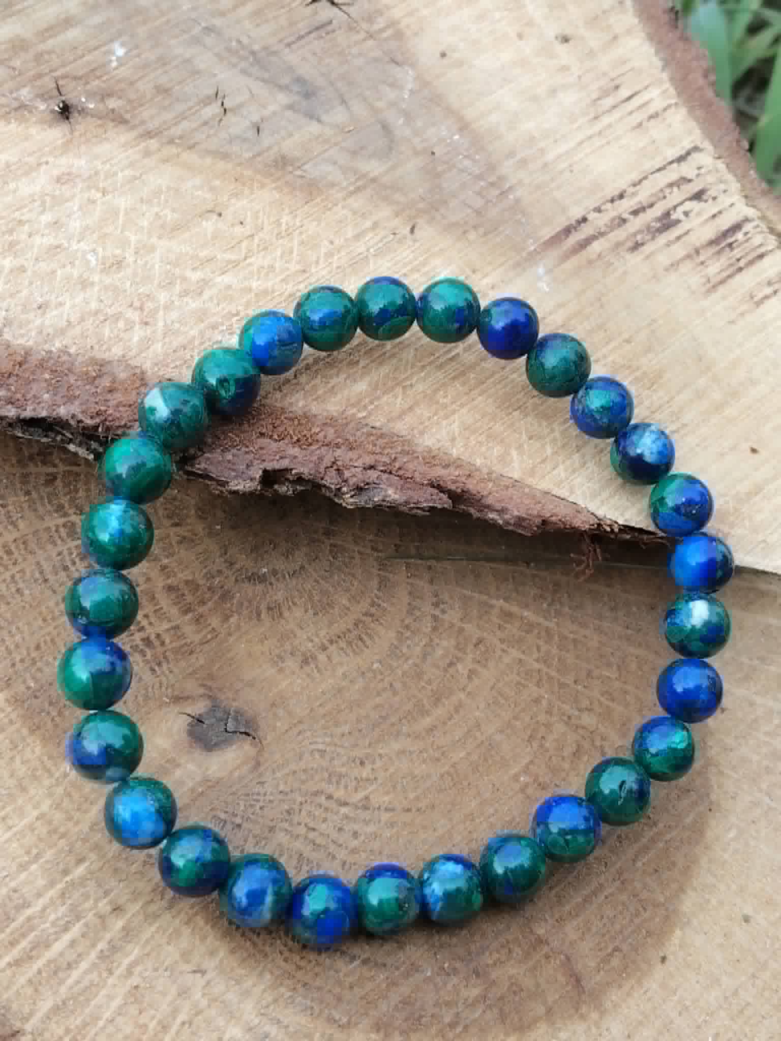 Bracelet Azurite-Malachite 6 mm sur bois naturel, reflets bleus et verts, transformation émotionnelle.