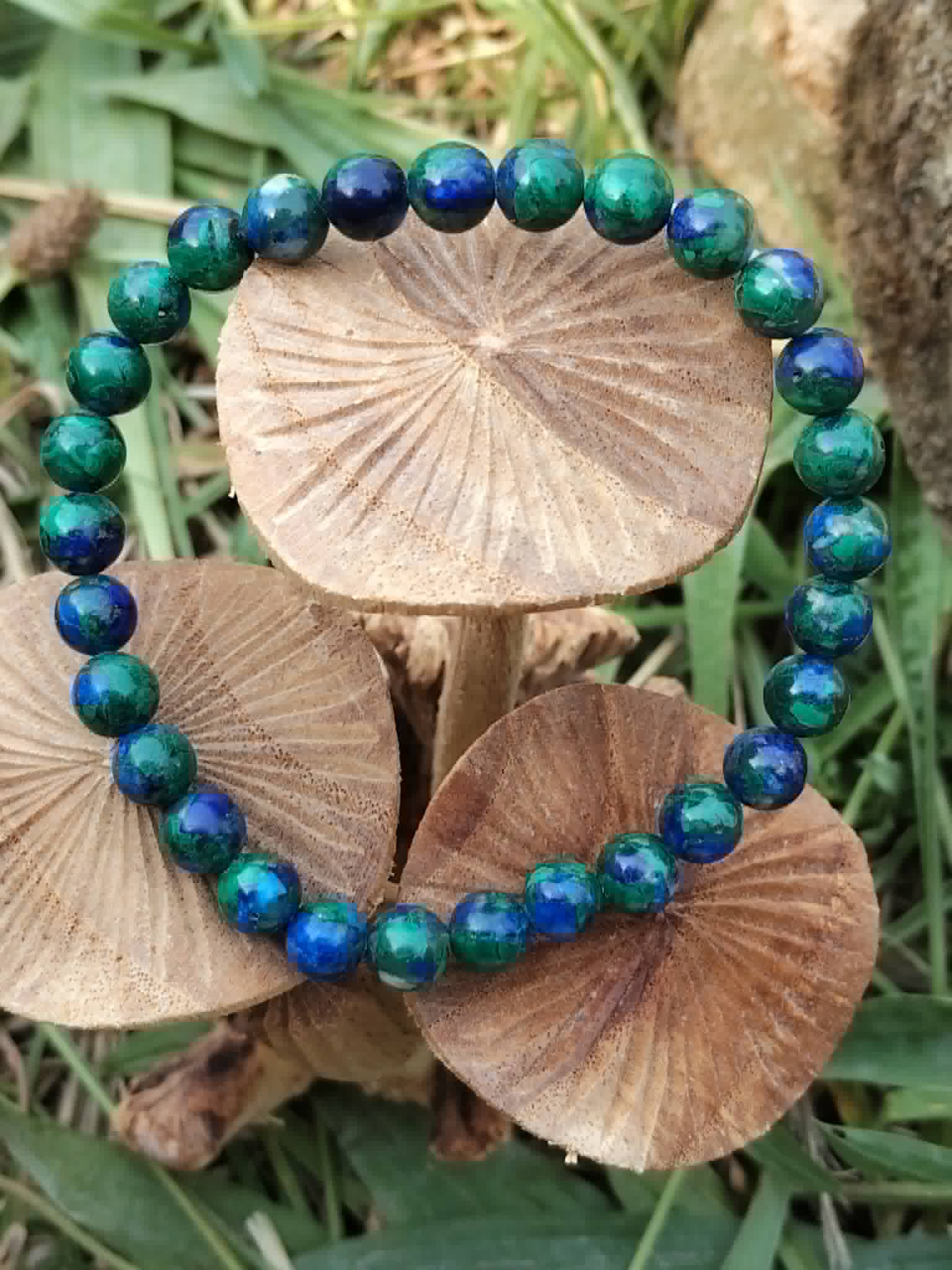 Bracelet Azurite-Malachite 6 mm mis en scène sur champignons, nuances bleues et vertes, éveil intuitif.