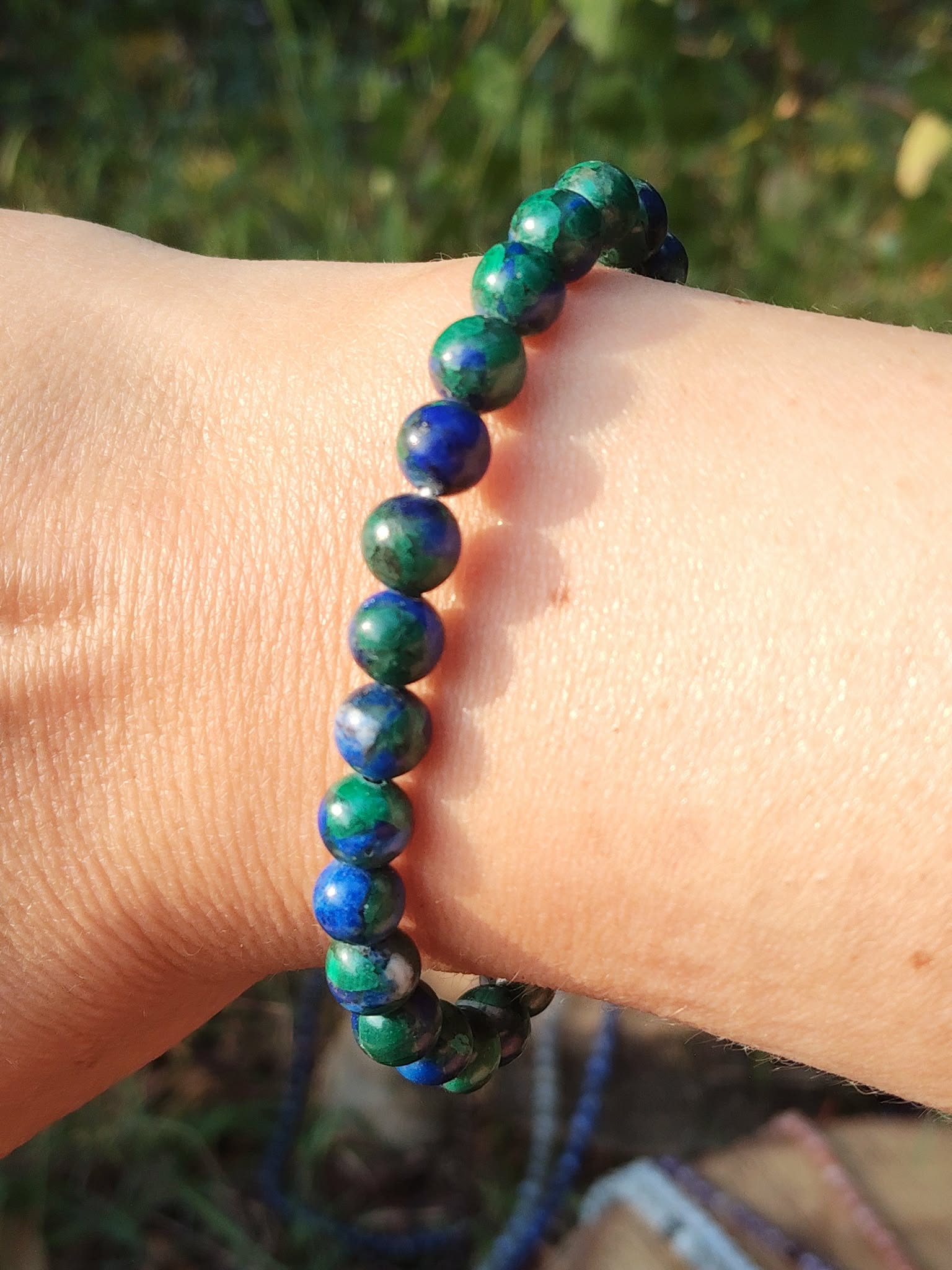 Bracelet Azurite-Malachite 6 mm porté au soleil, perles bleues et vertes, clarté mentale et courage intérieur.