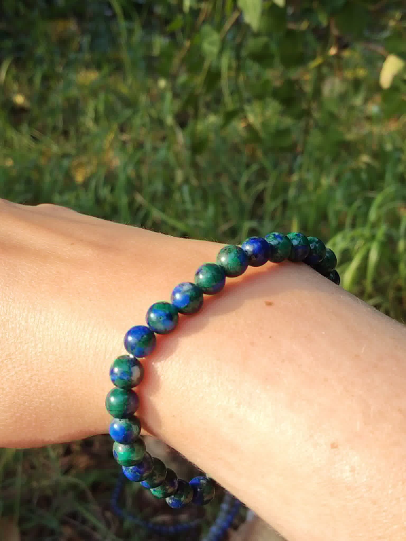 Bracelet Azurite-Malachite 6 mm porté en extérieur, perles bleu azur et vertes, confiance intuitive.