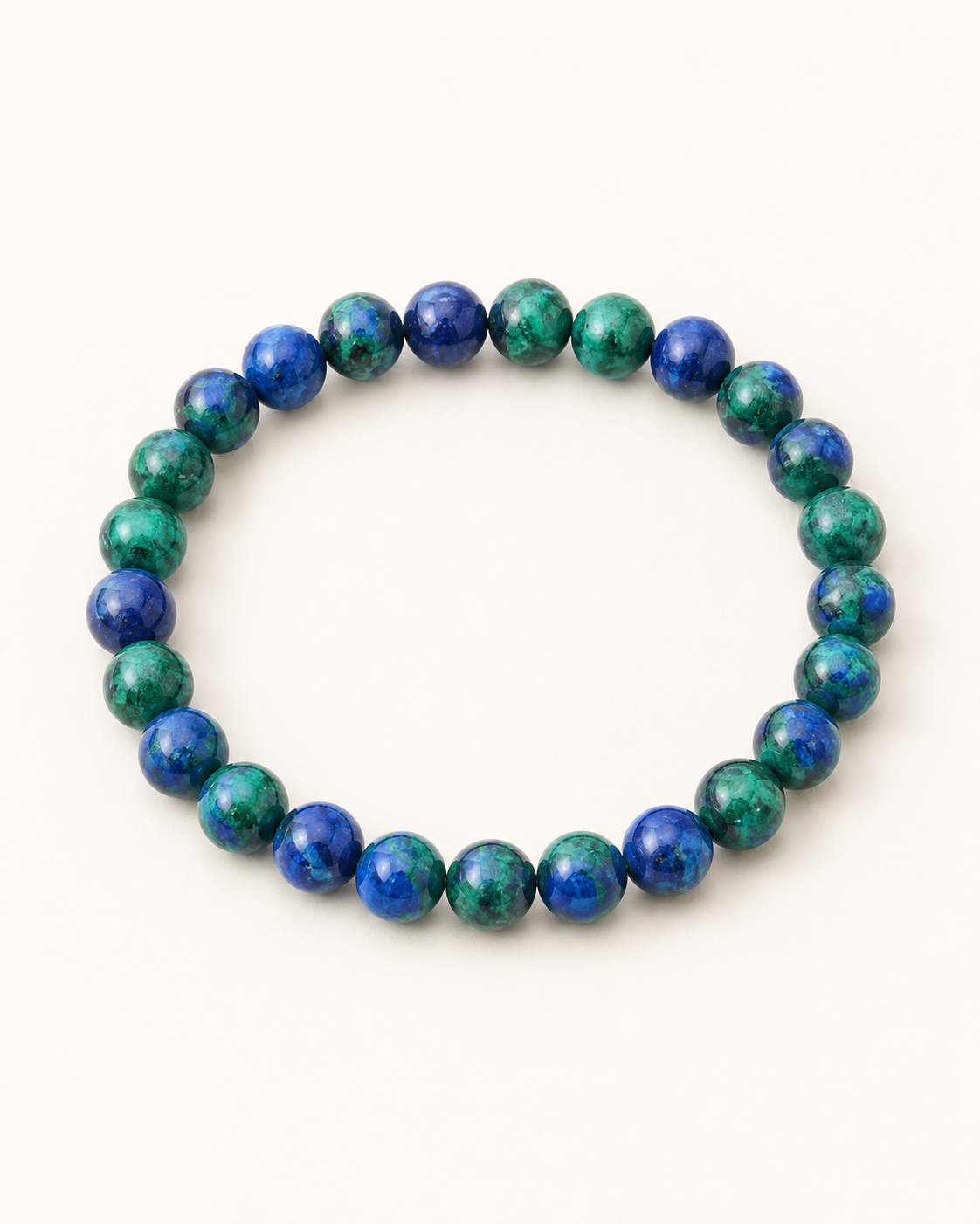 Bracelet Azurite-Malachite 6 mm sur fond clair, perles rondes bleu-vert, intuition et transformation intérieure.