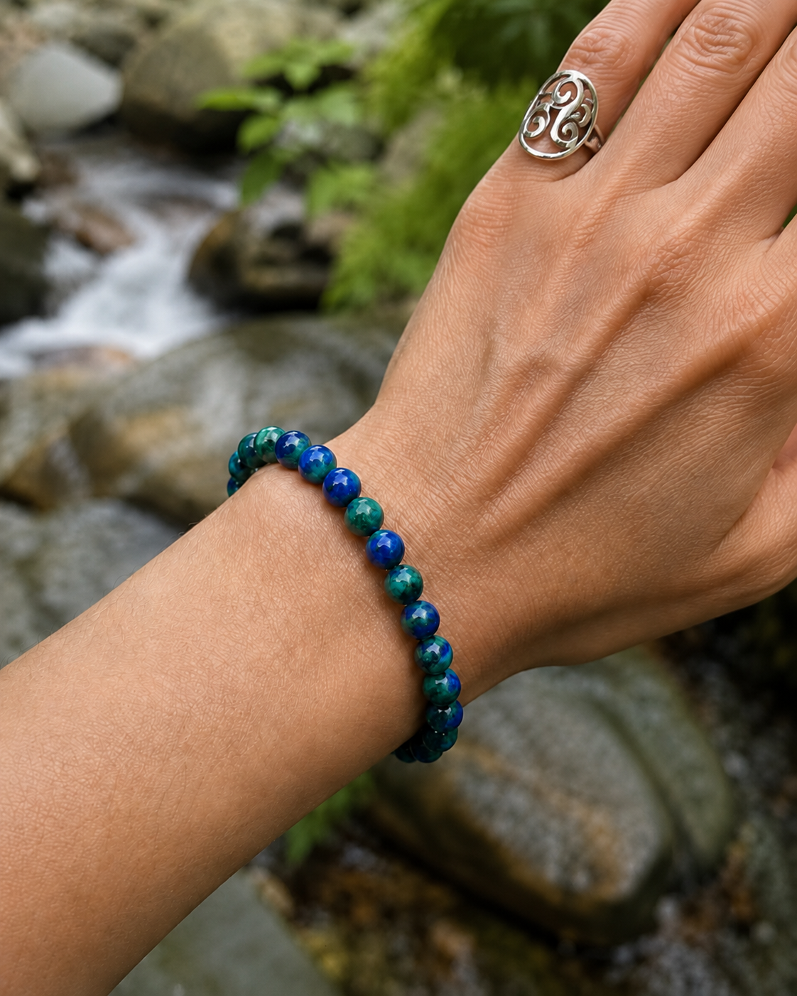 Bracelet Azurite-Malachite 6 mm porté avec bague Triskell, décor de ruisseau, protection et vision intérieure.