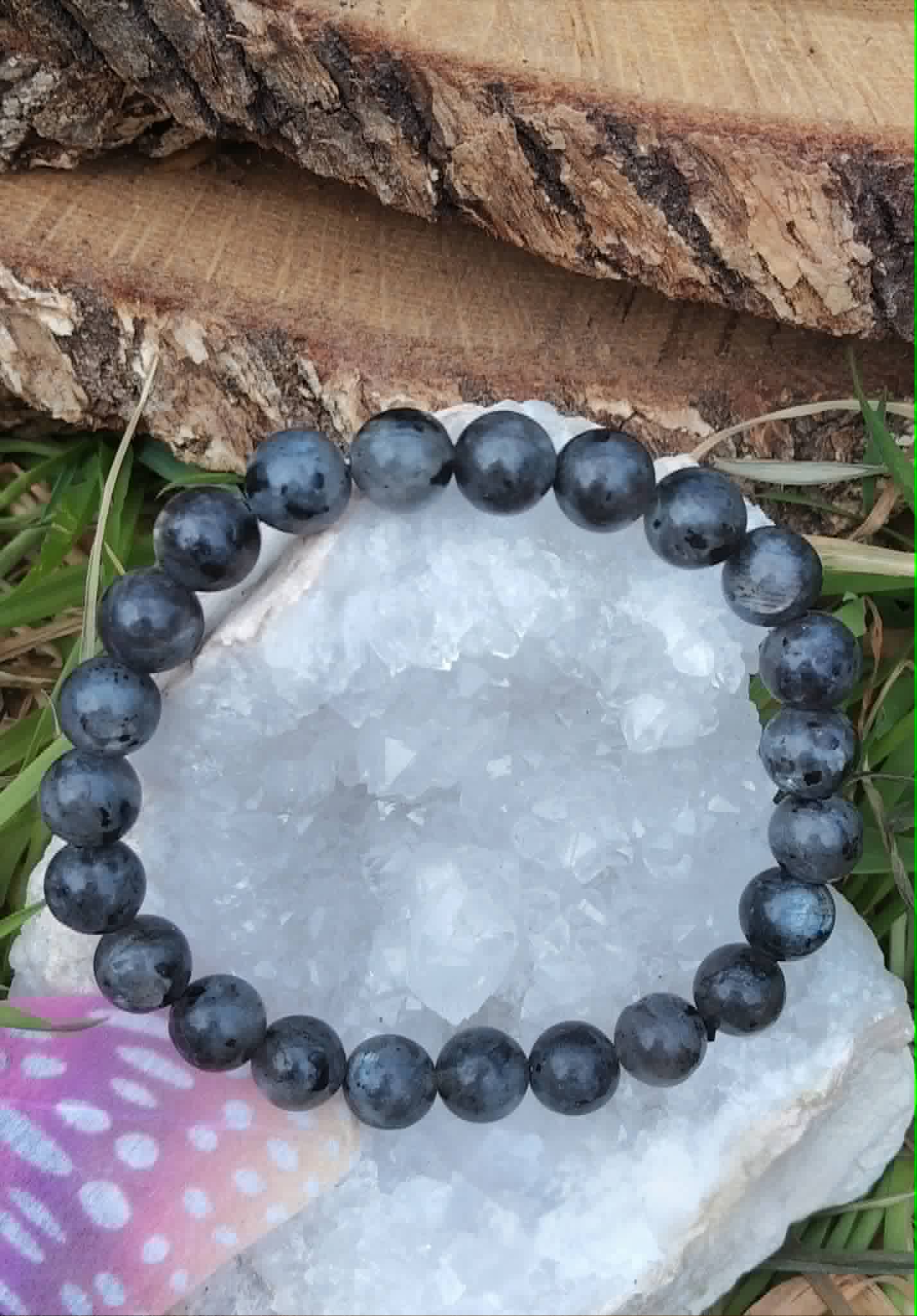 Bracelet Larvikite 8 mm sur amas de quartz blanc, perles gris bleuté en décor d’herbe et bois, protection et ancrage.