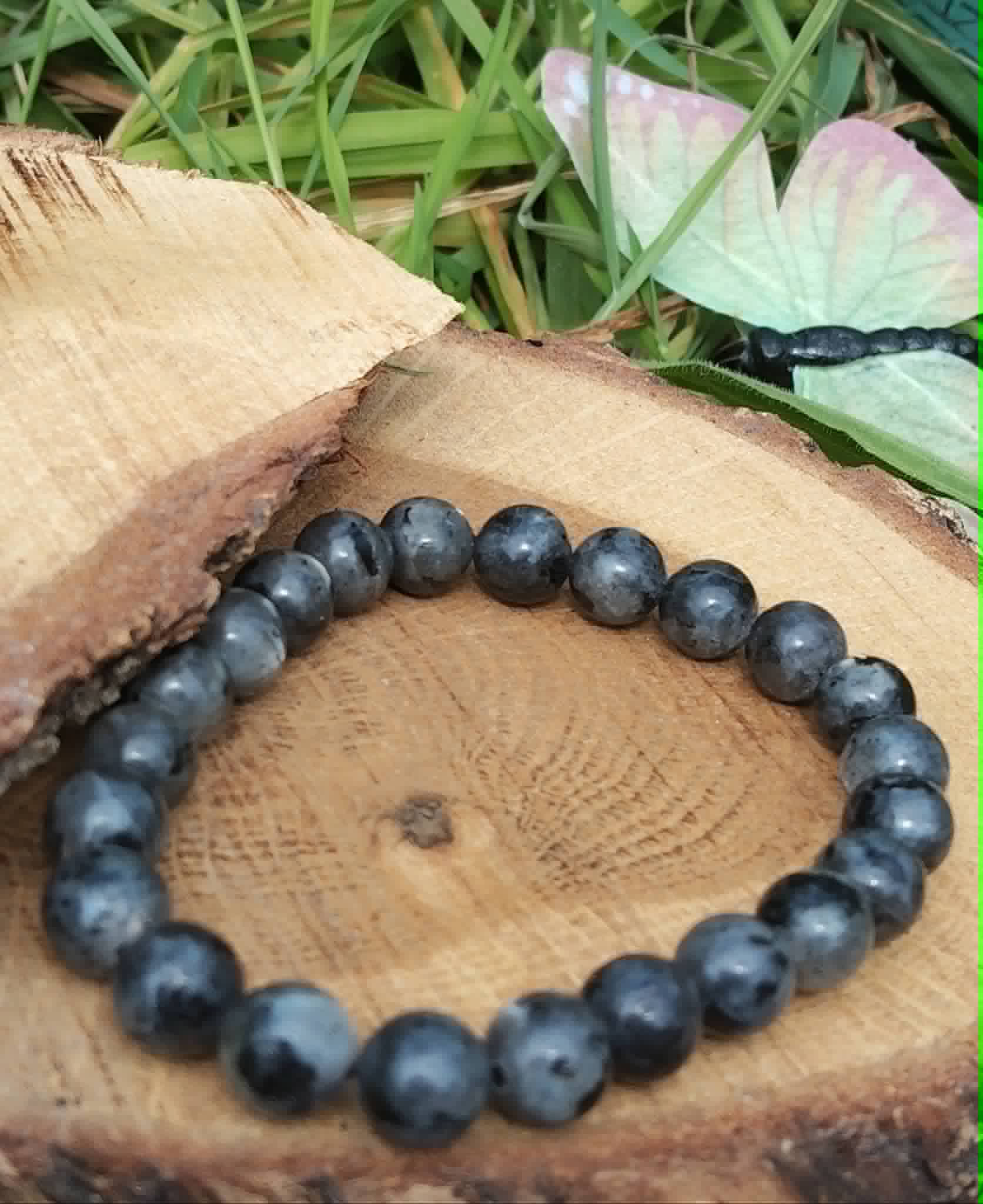 Bracelet Larvikite 8 mm entre bois clair et herbes, perles gris fumé, apaisement mental et énergie mieux centrée.