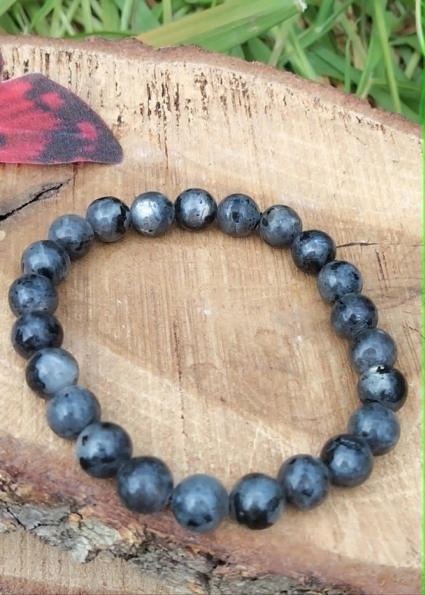 Bracelet Larvikite 8 mm sur rondin brut avec aile rouge, perles gris bleuté, force intérieure et clairvoyance.