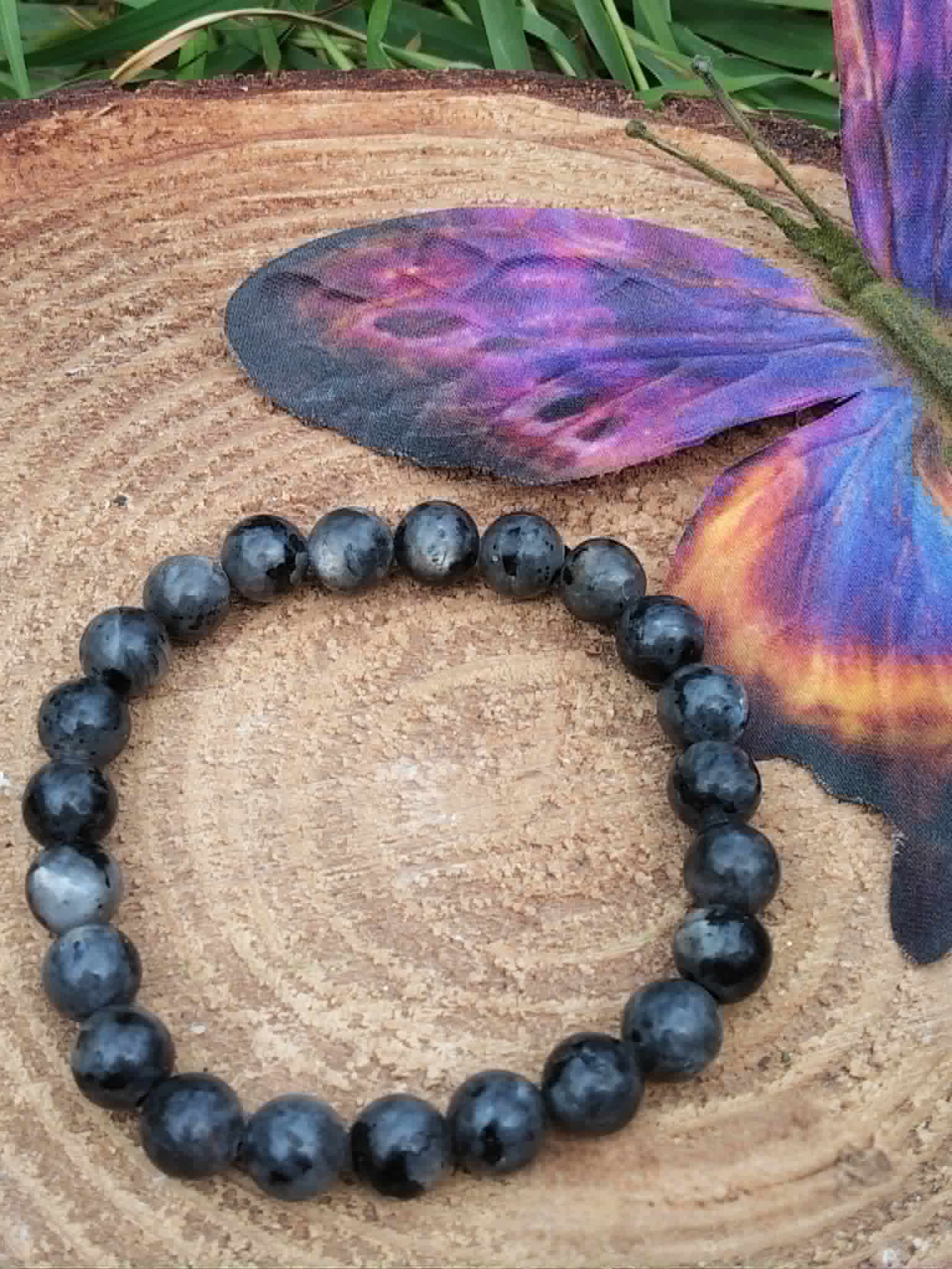 Bracelet Larvikite 8 mm sur rondin avec papillon violet, pierres gris anthracite, intuition et protection subtile.