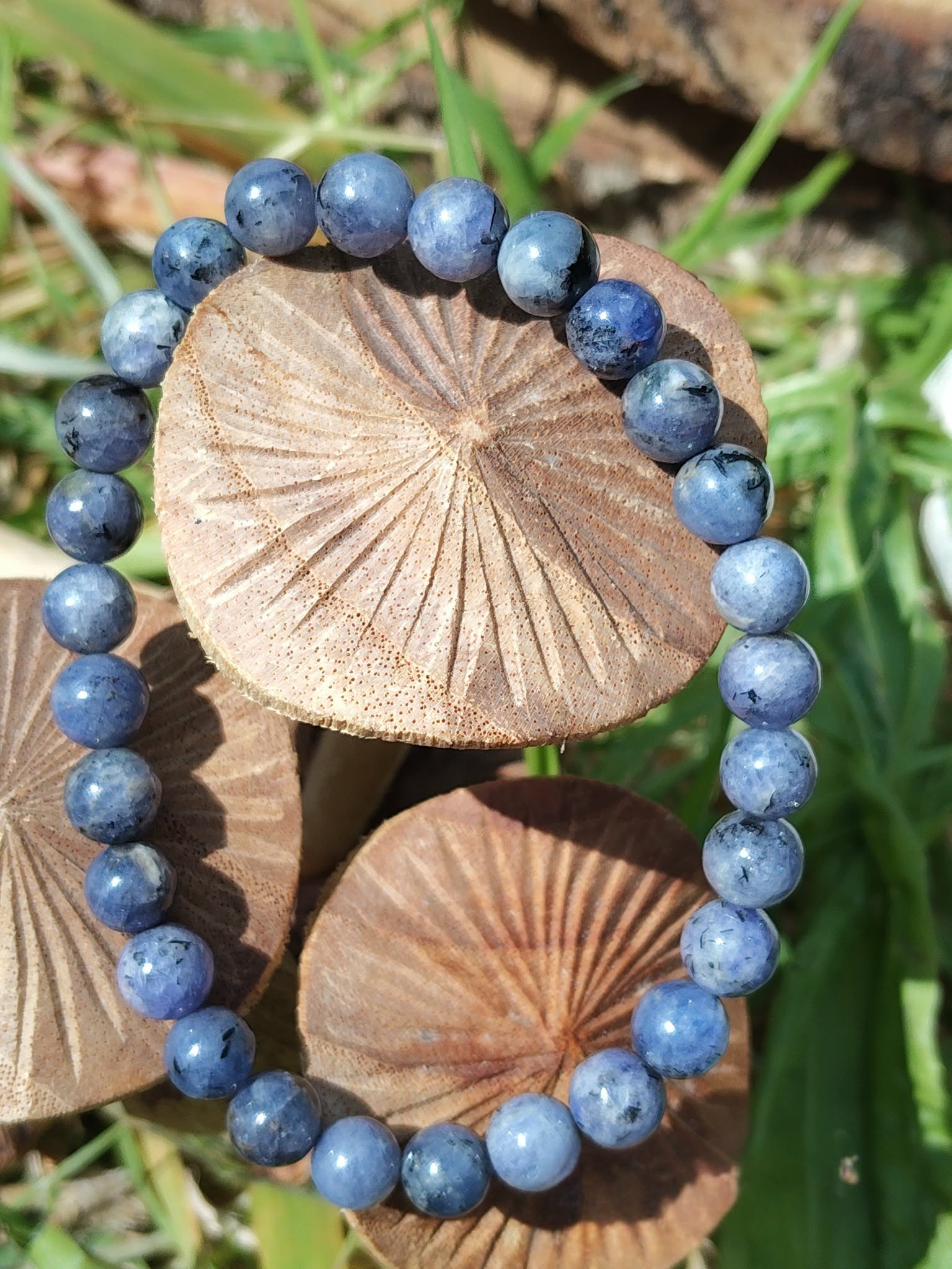 Bracelet Tanzanite naturel entourant des champignons bruns, perles bleu gris pour sérénité, sensibilité subtile et expression de soi.