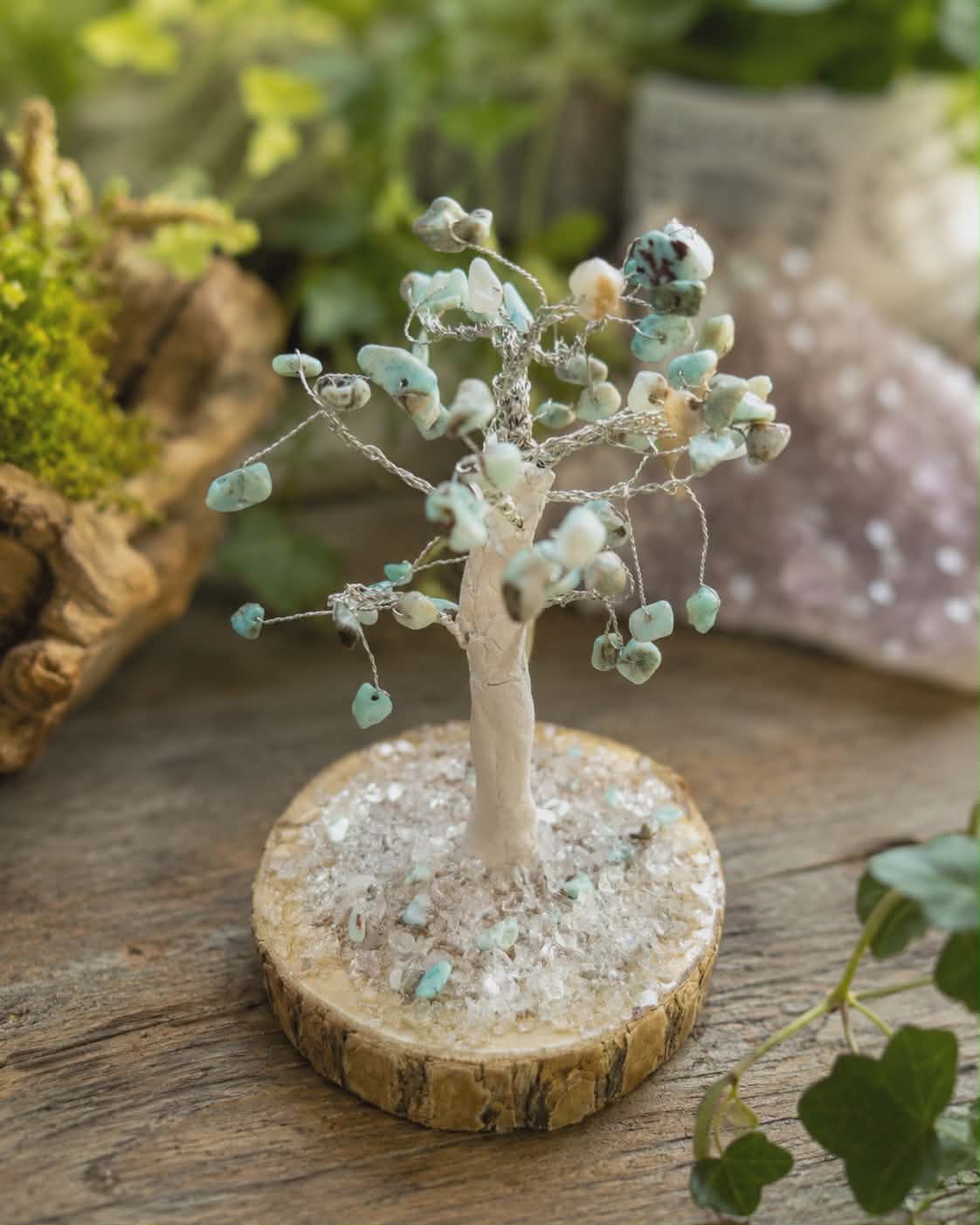 Arbre en Larimar baroque Magic Gaïa sur bois naturel et lierre, décor minéral pour sérénité et parole apaisée.