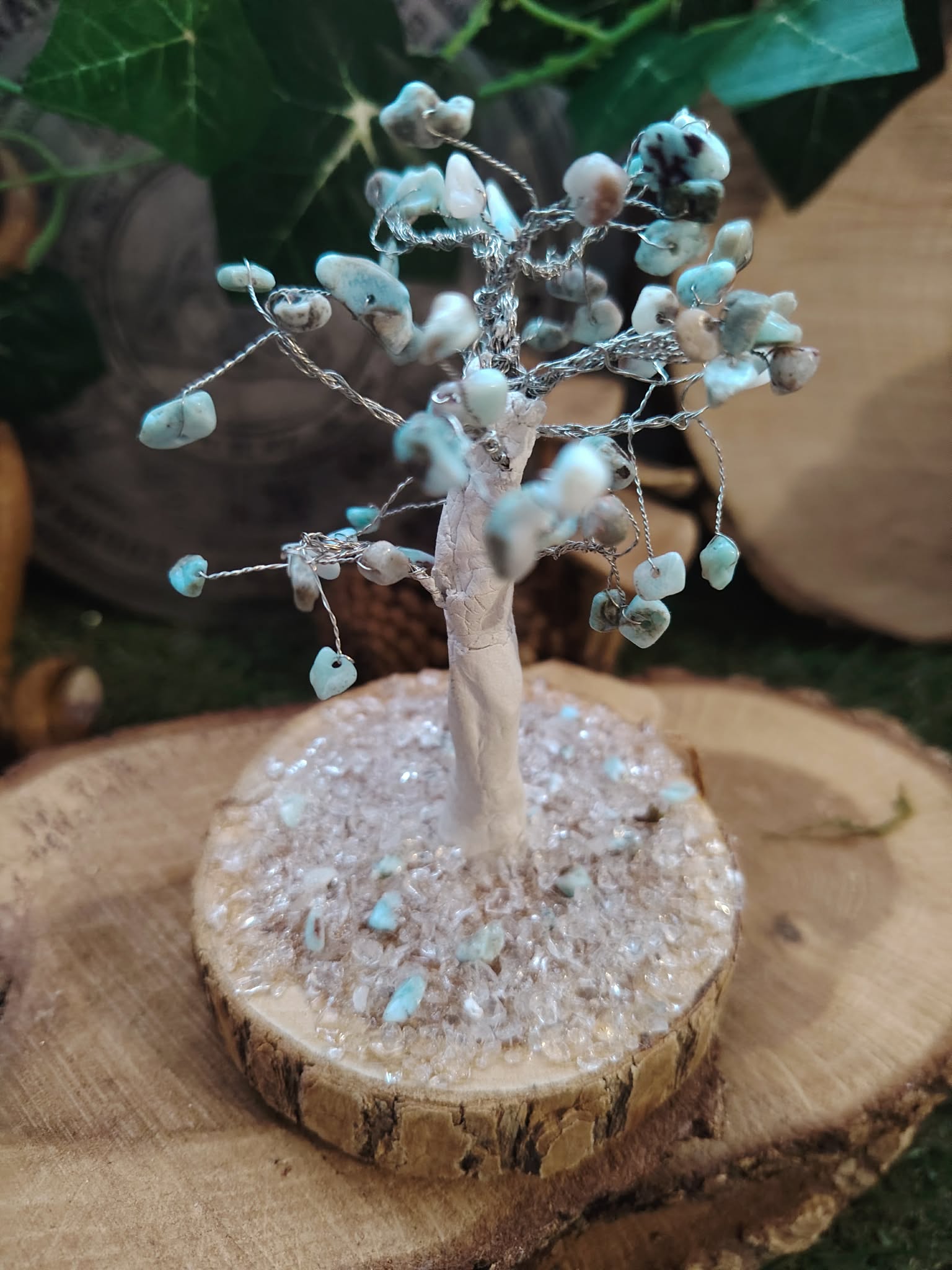Arbre décoratif en Larimar baroque sur rondin, branches argentées et éclats clairs pour une ambiance douce.
