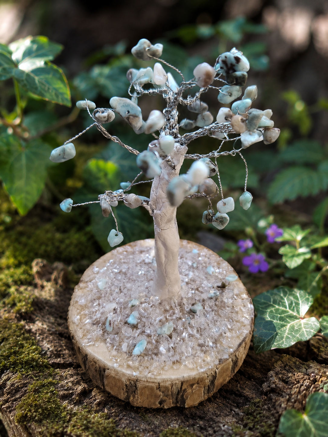 Création Magic Gaïa en Larimar baroque posée dans la mousse, arbre minéral lié à l’équilibre émotionnel.