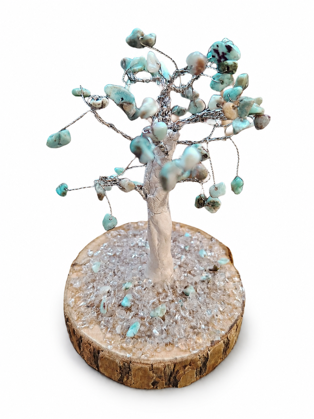 Arbre en Larimar baroque détouré sur fond blanc, création Magic Gaïa aux éclats bleu crème pour calme intérieur.