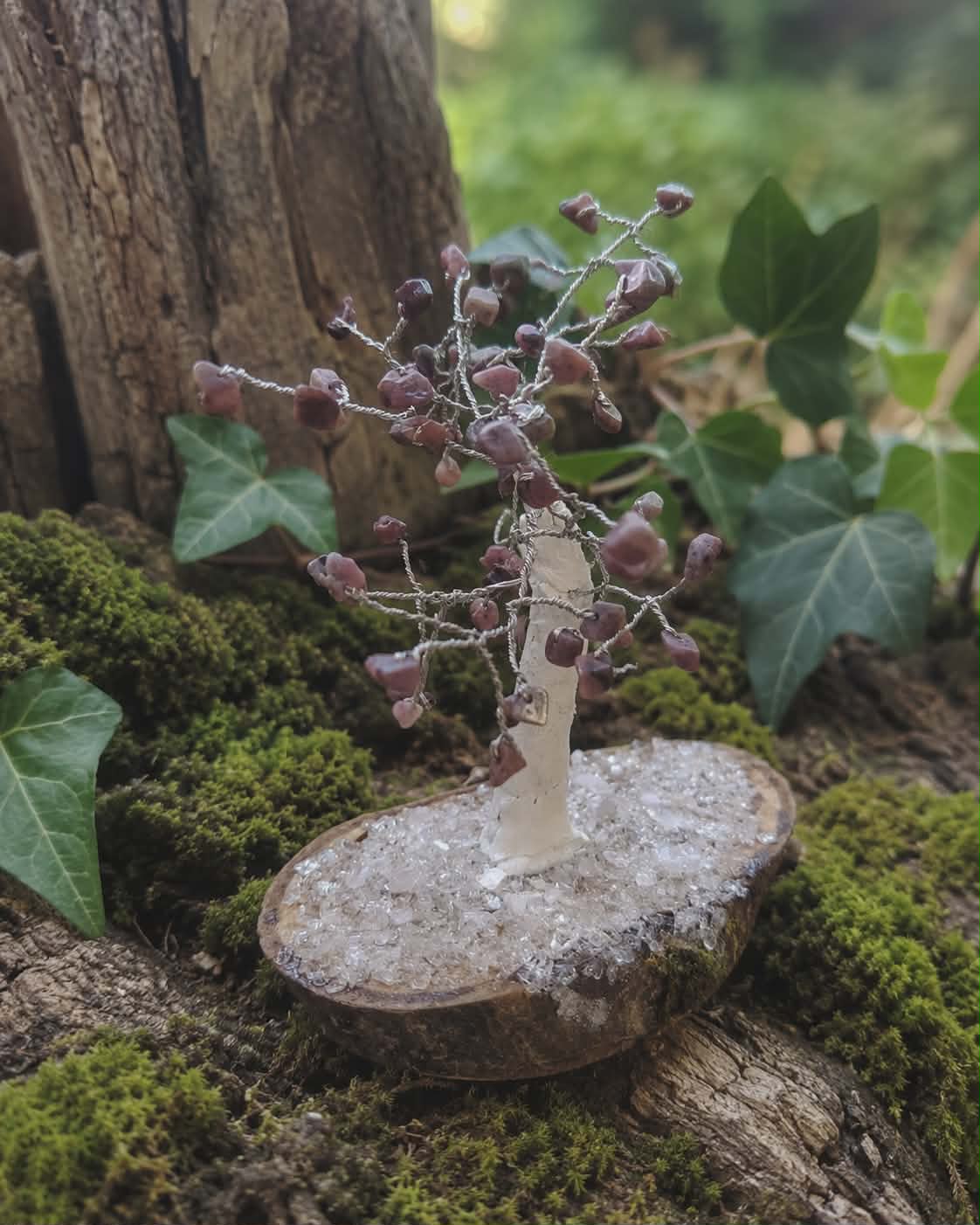 Arbre en Rhodonite baroque Magic Gaïa sur fond blanc, branches argentées et éclats roses pour tendresse et équilibre émotionnel.