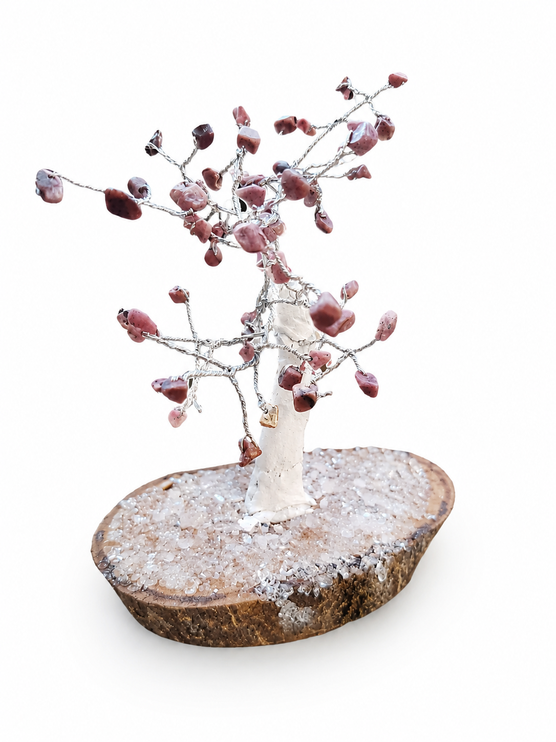 Création minérale en Rhodonite posée sur socle bois, pierres rose brun en feuillage, ambiance cœur apaisé et réconfort.
