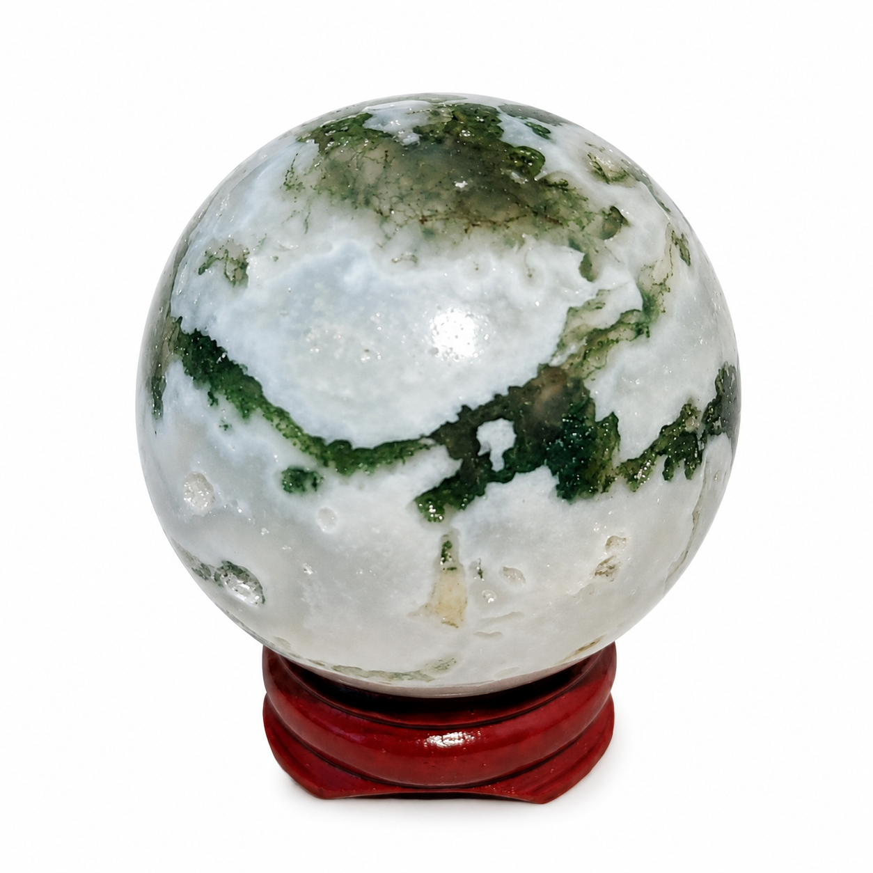 Sphère Agate Arbre sur fond blanc avec support en bois, motifs dendritiques verts pour une décoration minérale apaisante.