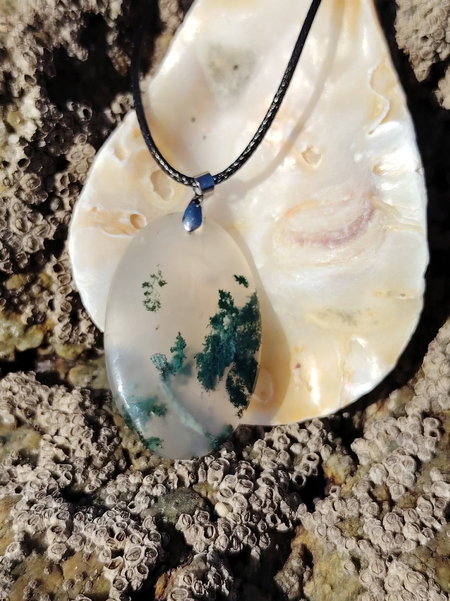 Pierre naturelle Agate Mousse en gros plan sur nacre en Bretagne, motifs mousseux et énergie douce de recentrage.