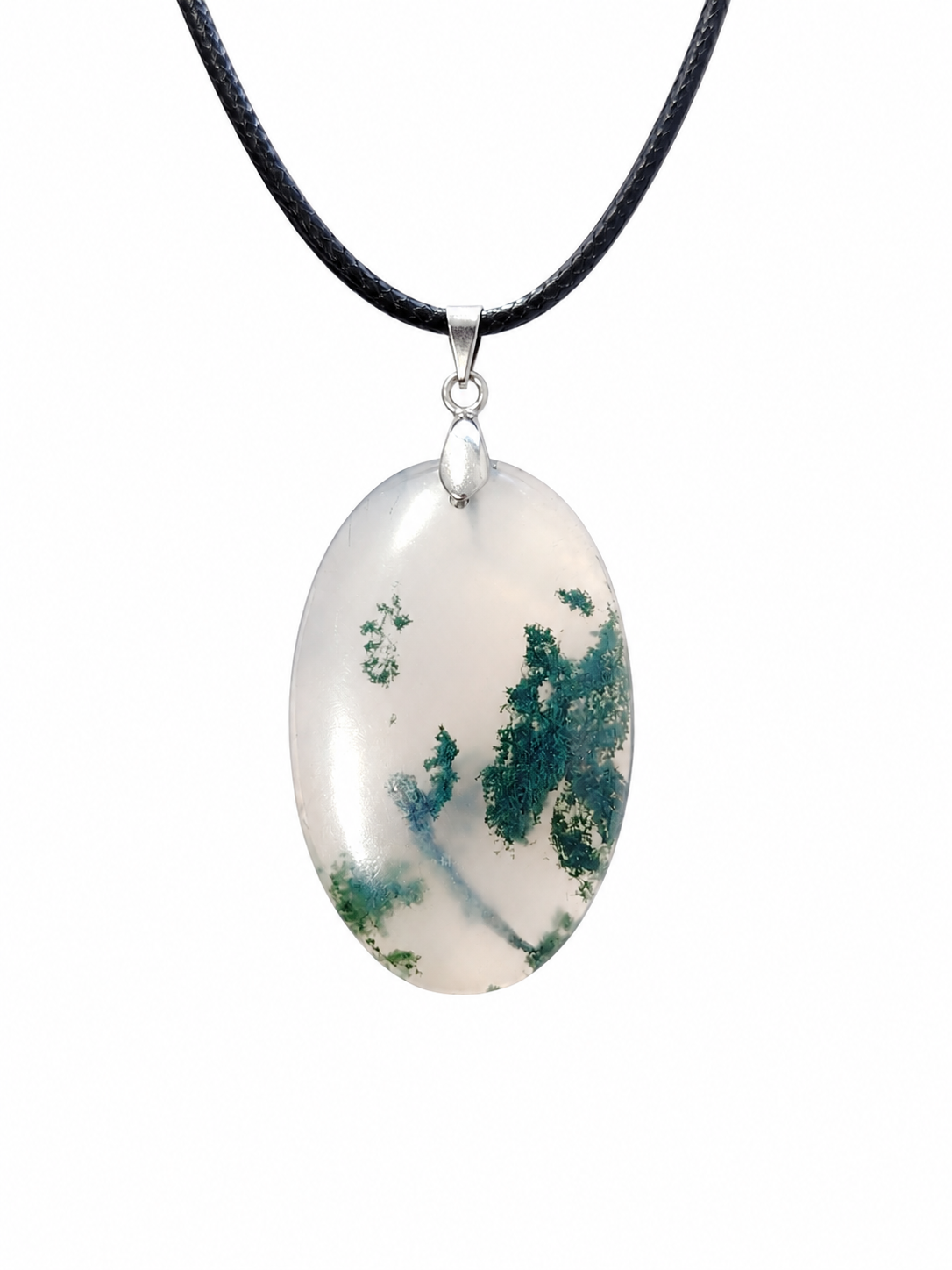 Collier Agate Mousse ovale sur fond blanc, pierre laiteuse aux motifs végétaux montée sur cordon noir.