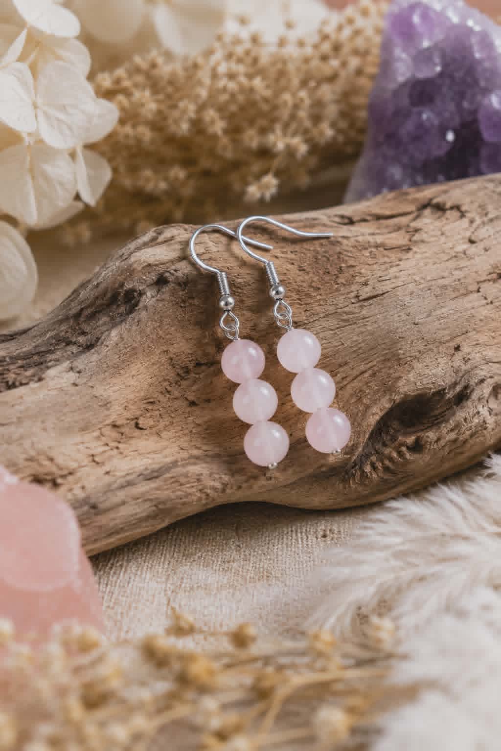 Boucles d’oreilles Quartz Rose sur bois flotté avec fleurs séchées, douceur du cœur et réconfort symbolique.