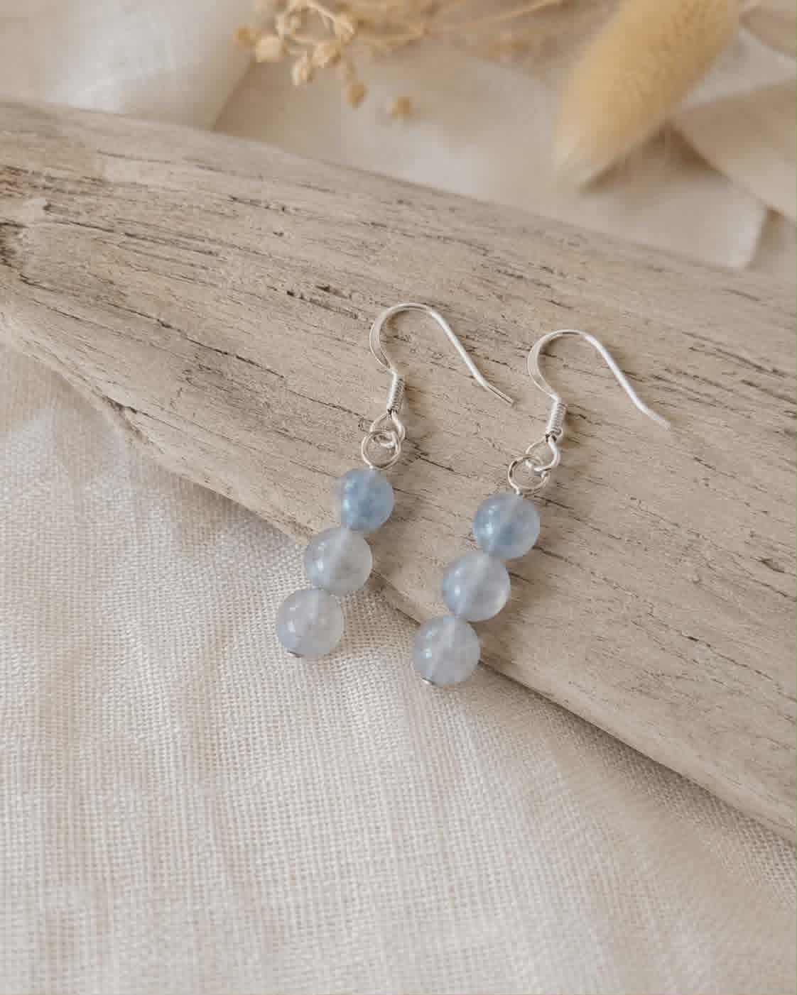 Boucles d’oreilles Labradorite Création Magic Gaïa, pierres ovales aux reflets bleutés et protection symbolique.