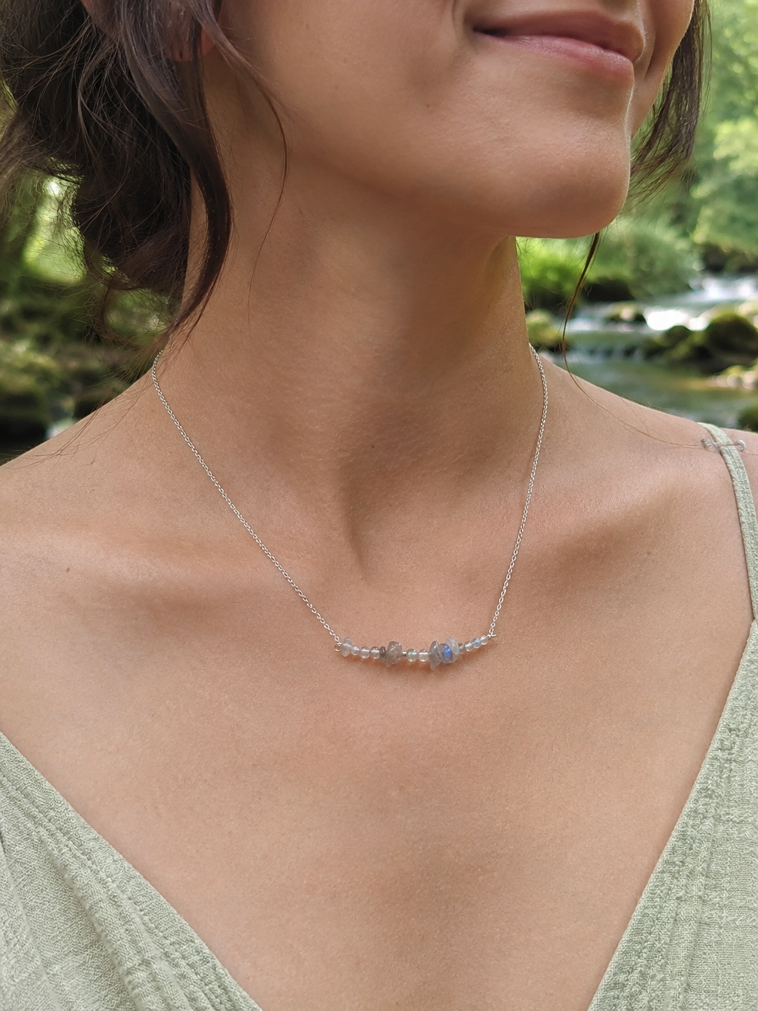 Collier Labradorite porté au cou, bijou discret en acier inoxydable avec reflets bleutés et énergie de recentrage.