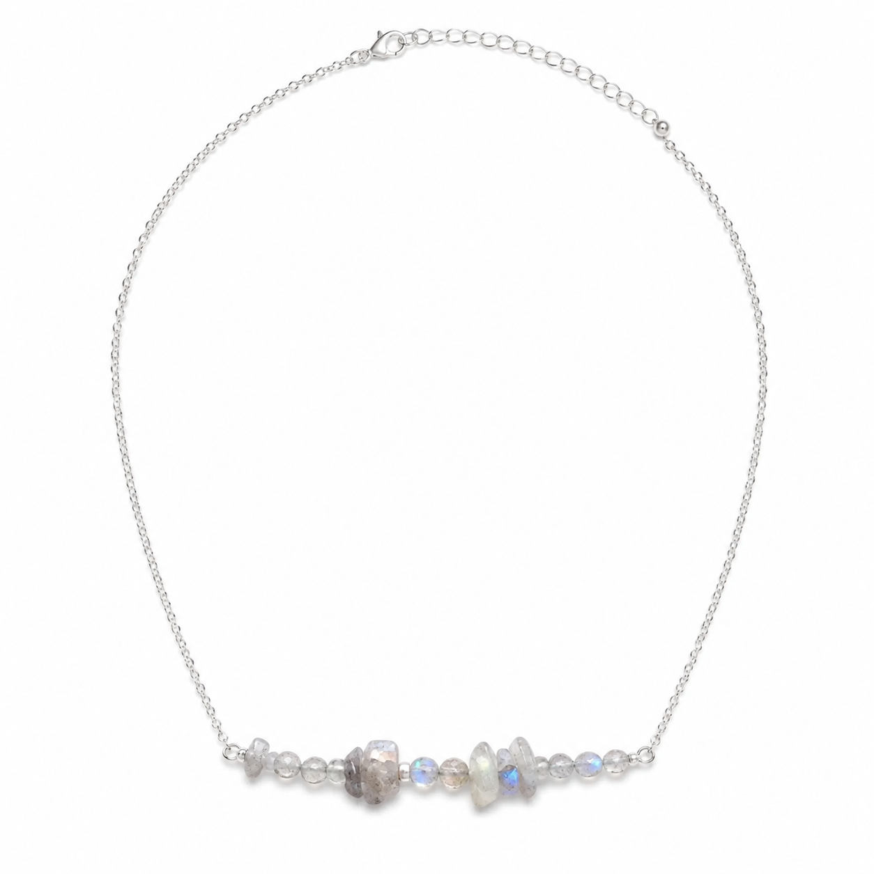Collier Labradorite Magic Gaïa sur fond blanc, perles minérales gris argenté et chaîne fine en acier inoxydable.