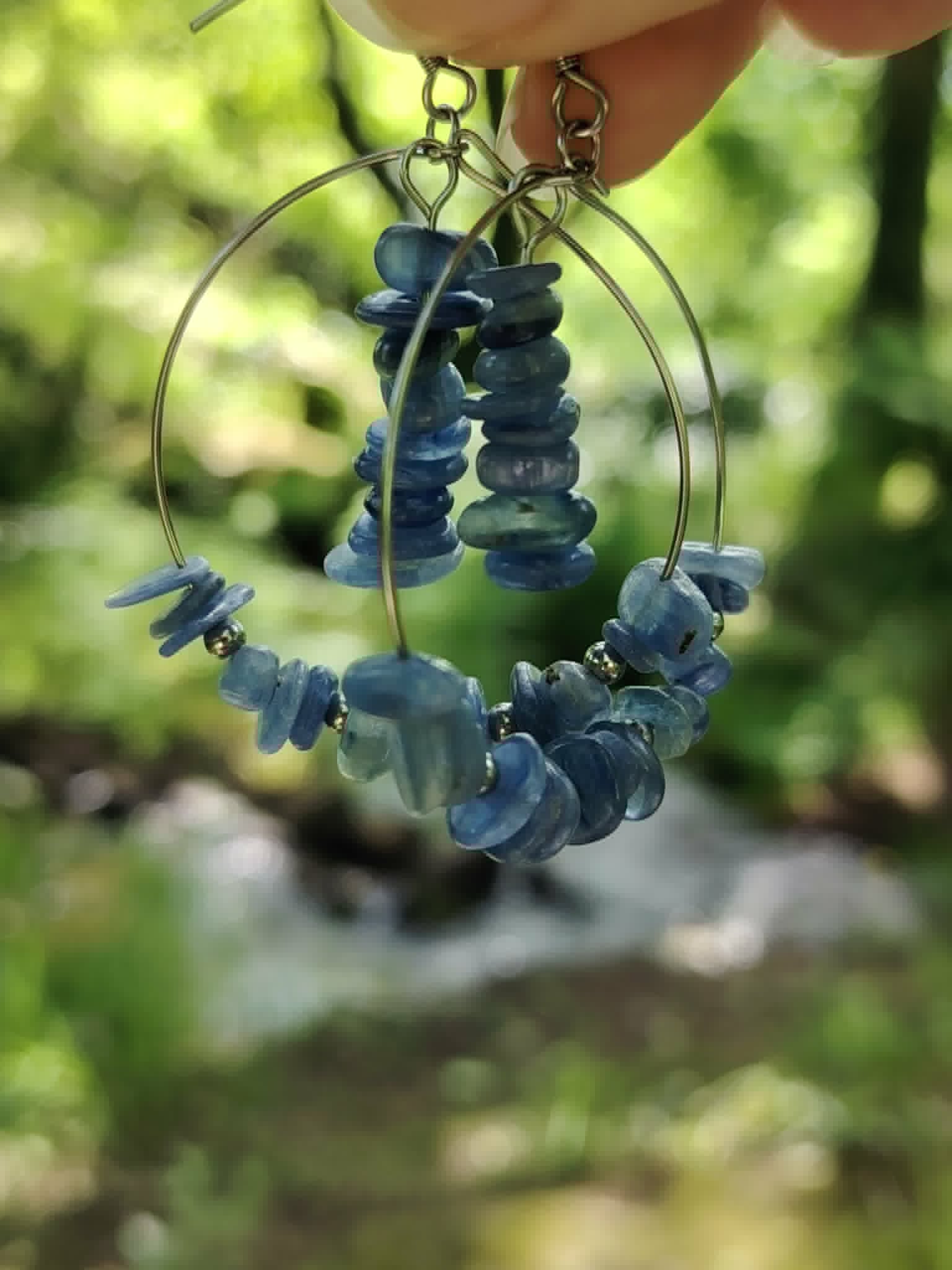 Créoles pendantes en cyanite bleue Magic Gaïa, bijou en pierre naturelle pour équilibre, douceur et écoute de soi.