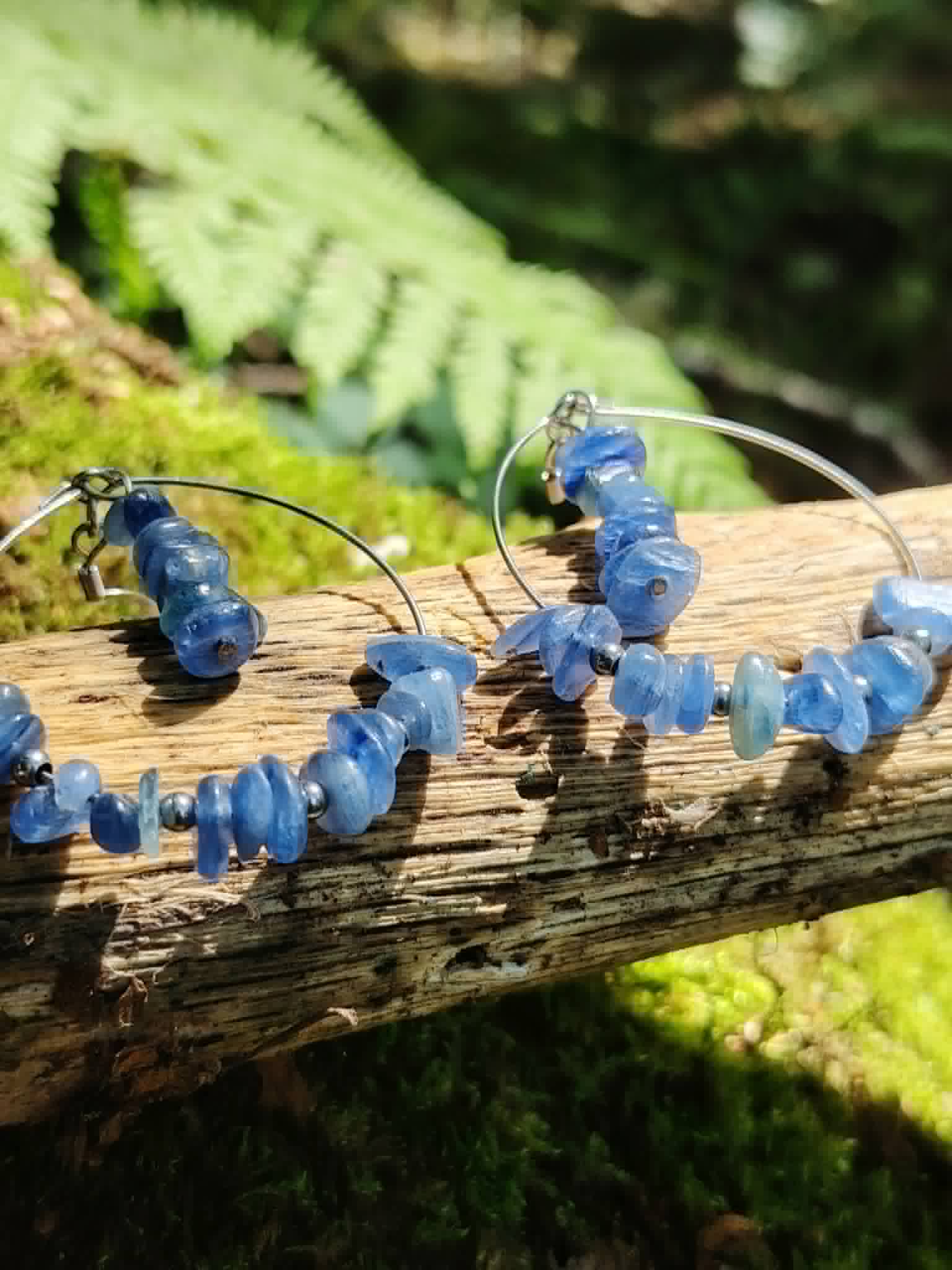 Paire de créoles cyanite création Magic Gaïa sur fond blanc, pierres naturelles bleues au style élégant et minéral.