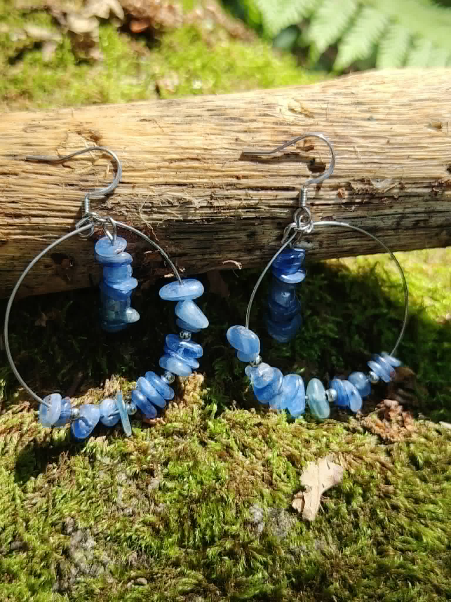 Boucles doreilles créoles cyanite création Magic Gaïa sur mousse et bois, pierres bleues associées à lapaisement et lexpression.