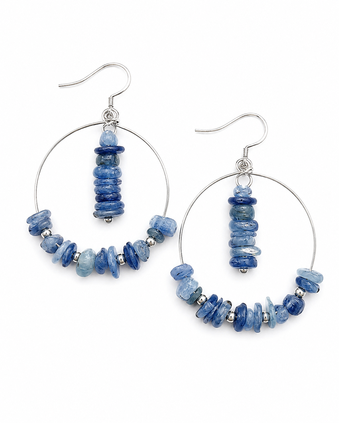 Créoles cyanite portées sans visage apparent, bijou bleu Magic Gaïa en pierres naturelles pour une allure douce et alignée.